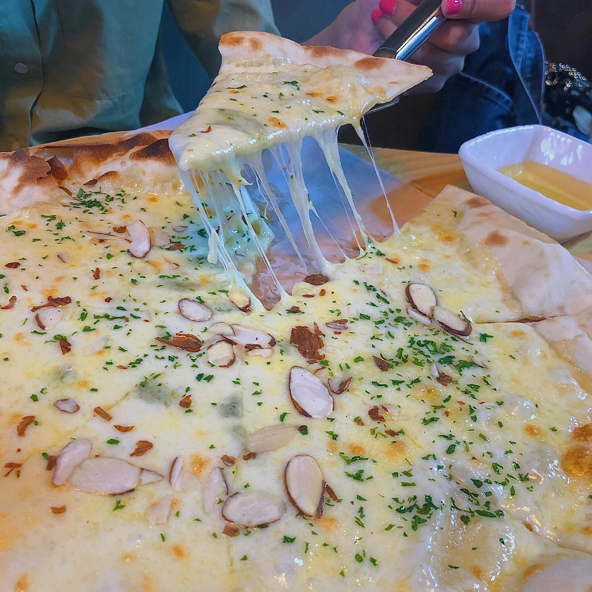 
                        ????弘大美食探店 | 人均50元的無限暢吃年糕火鍋體驗！??曾經(jīng)在Instagram上火爆到讓人排長隊的美食店，如今熱度雖略減，但美味不減分毫！僅需KRW 8900（約合人民幣50元）就能享受的套餐，性價比超高！??店鋪位于弘大9號出口后的街道二層，非常易于尋找！自助模式讓你2小時內(nèi)盡情續(xù)吃，還包括碳酸飲料哦！??多種鍋底調(diào)料任你選擇，個人推薦嘗嘗辣味的，味道一級棒！??芝士控可以額外加點芝士調(diào)料，滿足你的味蕾～年糕種類豐富，從長條到愛心形，從塊狀到拉絲，樣樣俱全！還有中國寬粉、細(xì)粉、拉面，以及魚餅、炸物、炸豬排等多種選擇！別忘了那款超級拉絲的芝士披薩，每一口都是滿足！??年糕火鍋愛好者們，千萬不要錯過這家店！——————————————————????韓國美食攻略持續(xù)更新中，作為四次游歷首爾的美食探索者，跟隨我，美味盡在掌握！更多老字號美食店、面包甜品、便利店、咖啡廳篇章，敬請期待我的分享！#熱氣騰騰的三餐 #100家探店計劃 #旅行中的地道美食 #本地人愛吃的店 #韓國美食 #弘大美食 #弘大探店 #首爾美食 #首爾探店 #首爾旅游攻略 #韓國旅行攻略 #韓國吃喝玩樂 #炒年糕 #年糕火鍋 #首爾弘大