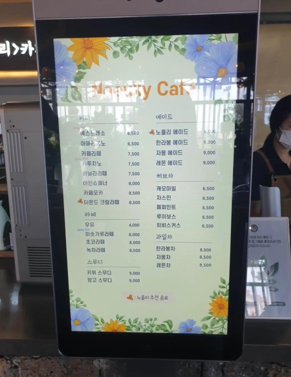 
                        ?????? 韓國濟(jì)州島 | 涯月海岸路日落咖啡廳體驗 ??在涯月海岸路，有一家咖啡廳是日落和海洋愛好者的必去之地??這家咖啡廳擁有全景玻璃門天氣好壞都不會阻擋你欣賞海景的心情??內(nèi)部裝潢充滿夏日田園風(fēng)情仿佛置身于戶外的桃花源??選擇門口的座位可以一邊品嘗咖啡一邊享受日落美景濟(jì)州島的日落時分大約在晚上7點晴朗的天氣會更加完美??由于位于海岸路邊咖啡廳的價格稍微偏高一杯飲品大概在9000韓元左右????（詳細(xì)菜單見圖集最后一張）??店名：?????地址：?? ??? ??? ????? 656??營業(yè)時間：9:00 - 21:00 （20:30停止接待客人）??????計劃近期游覽濟(jì)州島的朋友們可以聯(lián)系我預(yù)訂接送機(jī)、包車服務(wù)享受超值優(yōu)惠哦～#韓國濟(jì)州島 #濟(jì)州島咖啡廳 #濟(jì)州島海邊咖啡廳 #韓國咖啡廳 #海邊日落 #濟(jì)州島接機(jī) #濟(jì)州島旅行 #濟(jì)州島包車服務(wù) ???