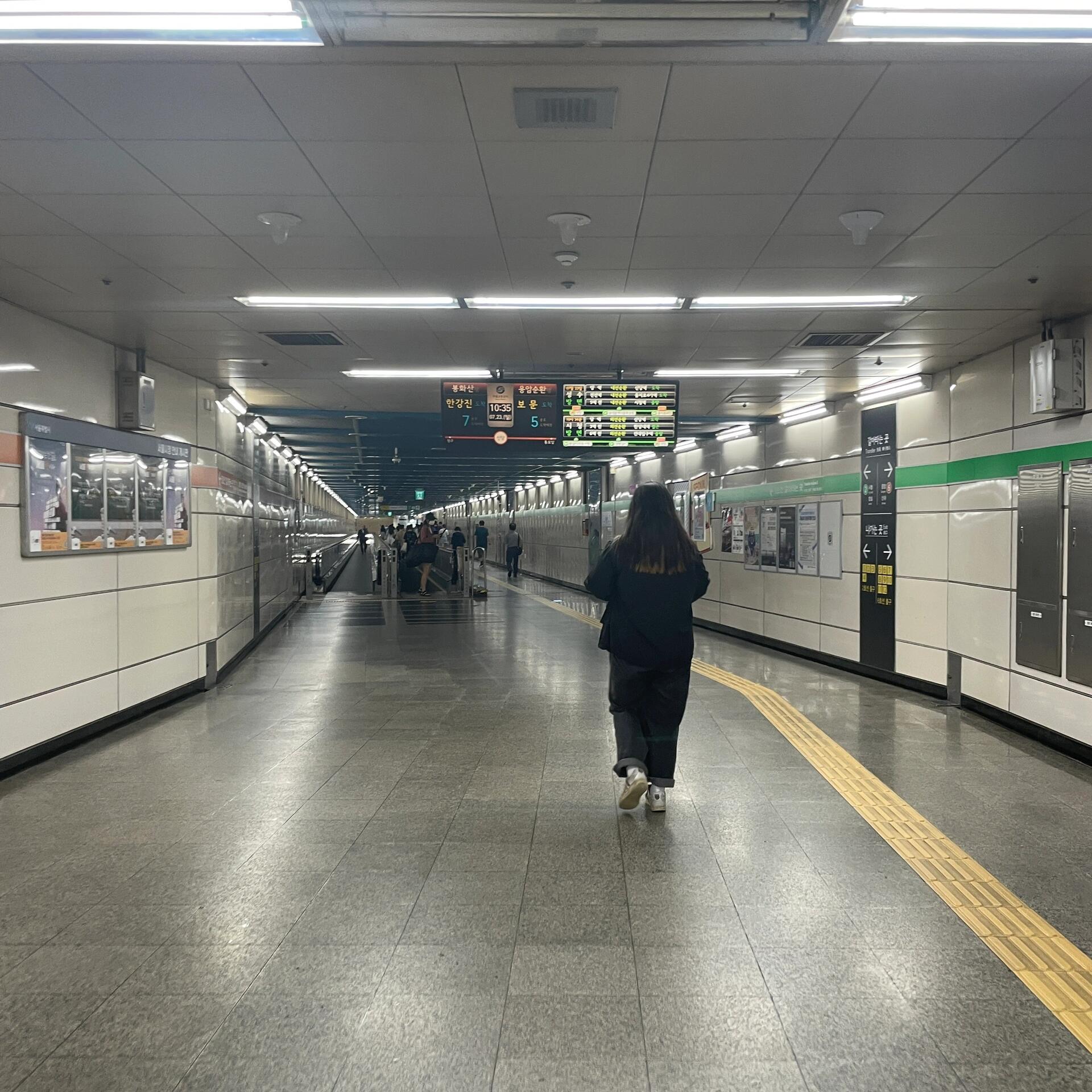 
                        ????韓國自由行之交通搭乘（下）????t-money交通卡在韓國旅行時，這張卡是出行的必備神器??！雖然聽說它在一些商店也能用來支付，但我個人沒有嘗試，主要是為了賬目清晰。??原本打算在機(jī)場的便利店購買，但擔(dān)心出境時可能會有些小插曲導(dǎo)致耽誤，加之t-money卡的自助充值機(jī)好像只接受現(xiàn)金（我沒注意到有刷卡的選項），所以我就提前在淘寶上買了兩張已經(jīng)充值好的t-money卡。???每個地鐵站都裝有自助充值機(jī)，操作簡單，還有中文界面，充值起來自由又方便，最低充值額度1000韓元也是非常人性化。????地鐵到了韓國才發(fā)現(xiàn)，地鐵竟然沒有安檢！只要不坐錯方向，基本上就沒問題。但是要注意，韓國地鐵的換乘不像其他國家那樣方便，很少有同站換乘的情況，這點一定要記住。??如果你不懂韓文，也不用擔(dān)心，有些地鐵站的電子屏幕上會顯示中文站點信息，多留意一下就好。如果沒有，記得出行前做好功誨，查清楚要坐幾站。??·注：以上是我個人在韓國的實際乘坐體驗，供大家參考哦！??#韓國旅行 #韓國交通卡 #韓國地鐵 ????????