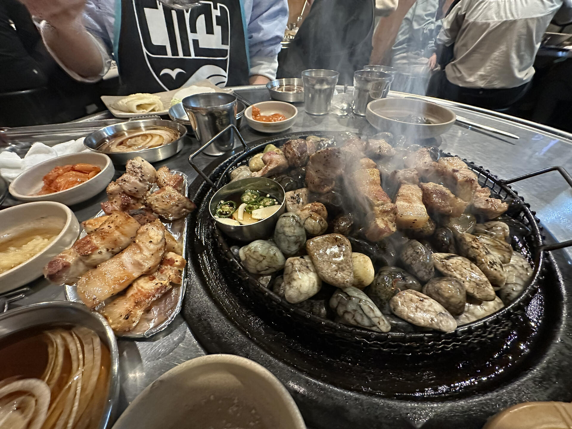 
                        吃完烤肉不用刷烤肉盤的烤肉????韓國烤肉的創(chuàng)意真是讓人眼前一亮！??各種新奇的吃法讓人每次都充滿期待。今天就帶著朋友們來體驗一下超有趣的鵝卵石烤肉，味道棒極了！??最神奇的是，吃完之后竟然不用刷烤肉盤，超級方便！??我好奇地問了店家，這些石頭是不是隨便撿的，他們說是專門買的，用完直接丟，一點都不麻煩！太新穎了，哈哈！??name：???address：?? ??? ????155?? 33open time：16:00---02:00#韓國 #不容錯過的韓國烤肉店 #韓國烤肉 #鵝卵石烤肉 #韓國旅行 #韓國美食 #釜山 #釜山旅行 #釜山美食 ???????
