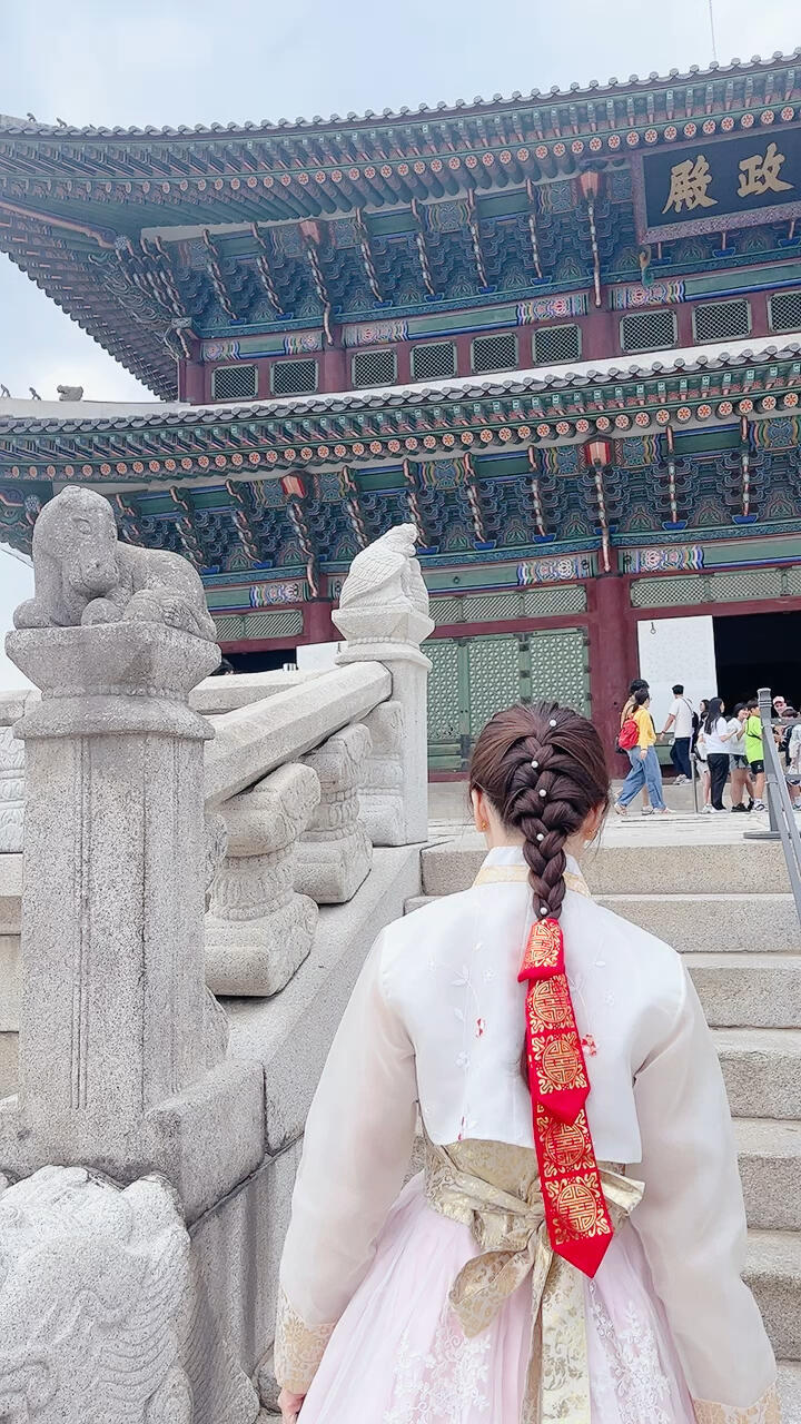
                        韓國｜在景福宮穿韓服體驗傳統(tǒng)韓國文化??????大家好呀！今天來聊聊在韓國首爾的景福宮穿上美美的韓服體驗一番的小貼士哦！首先要記得，景福宮星期二是閉館的，所以別白跑一趟啦！但是呢，如果星期二正好遇上韓國的公共假日，那么景福宮就會破例開放，然后會在星期三休息哦。所以計劃來的朋友們要提前查好日子哦！另外，如果你沒有穿韓服的話，是需要購買門票的。但如果你穿上了傳統(tǒng)的韓服，就可以免費入場啦！是不是超級劃算呢？快來體驗一下穿韓服漫步在景福宮中，感受古代韓國的氣息吧！????#韓國景福宮 #首爾 #韓服 #韓服體驗