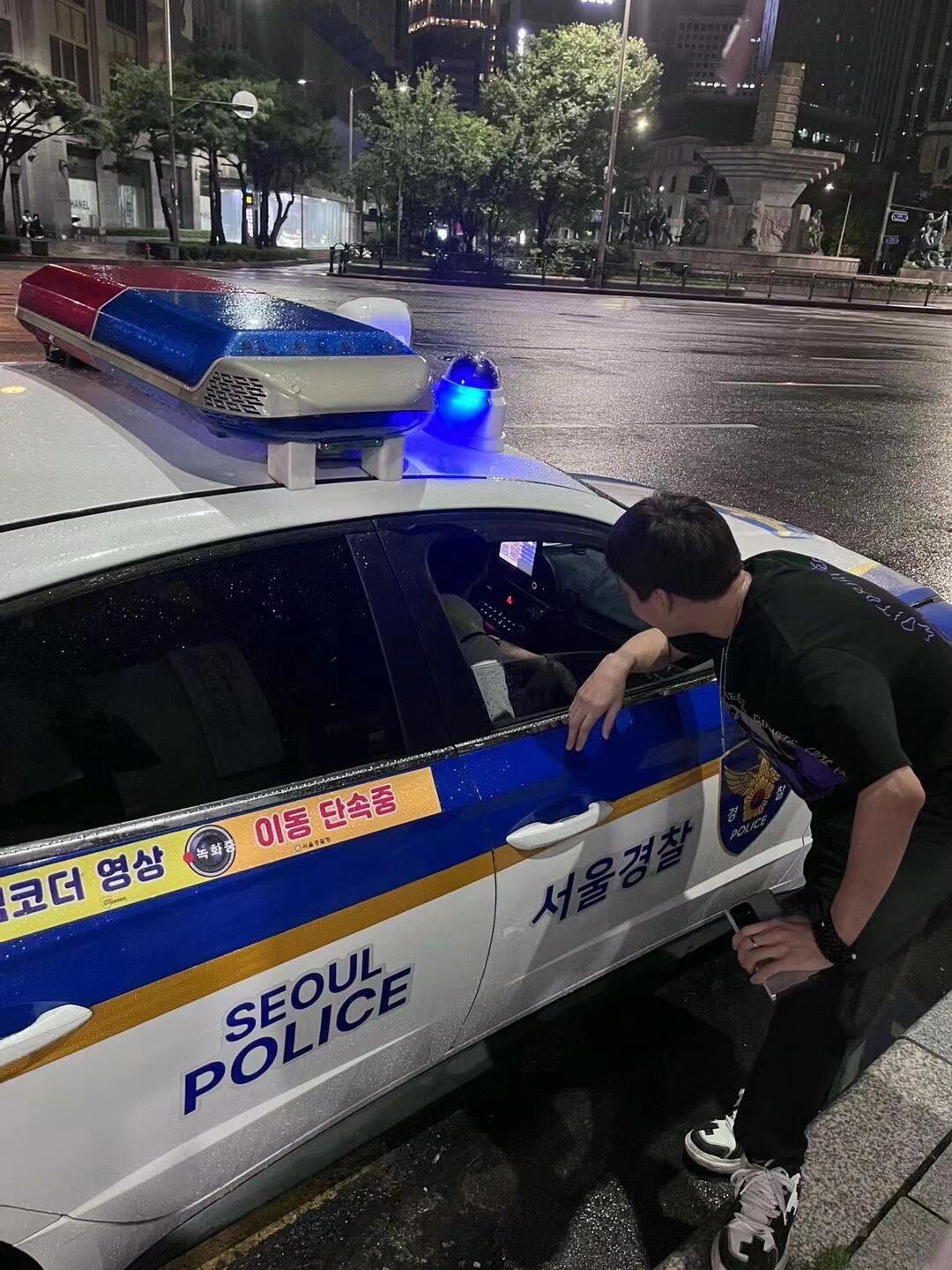 
                        血淚史|韓國是我見過最難打車的地方|附攻略隨著近期日韓的開放，越來越多的人都想去韓國！那很多第一次去不會韓語的小伙伴都會有點困惑？大眾交通怎么坐？地鐵看不懂韓語怎么辦？公共交通主要靠地鐵嗎？打車貴不貴等？剛從首爾待了半個月回來的我來一一解答：其實不復雜的，提前下好幾個 APP就很可以了，而且韓國的地鐵站買票柜臺機也可以設置中文，也很方便！??那今天我主要重點給大家講下韓國打車，因為像我們出行拿的東西比較多，加上如果去了酒吧或者看完演唱會回來后比較晚，地鐵都沒有了，只能選擇打車，那我在韓國打車就遇到非常多的坑…1??關于韓國出租車顏色??白色??銀色??黃色??起步價4800韓幣≈28rm 好像現(xiàn)在都5800左右了打車費7公里差不多是60，平均是上海的2倍，巨貴黑色??出租車千萬不要坐，貴到更離譜，大家謹慎選擇2??怎么在韓國打車？推薦第二種！①路邊攔車，也是我受阻最多的血淚史出租車前面亮紅燈??就是空車??可以招手示意停下出租車前面是綠燈??就是待運?已經被人預定就別招了（然后韓國這邊出租車使用交通卡或現(xiàn)金付都很方便，大部分支付寶和信用卡也是可以的）??但是！韓國的司機都是大叔！或者老爺爺！所以不會英文！！要給他們看韓文地址！！英文地址沒用！！(三次都被司機趕下車的血淚史）② 下載軟件Kakao T，韓國版的滴滴，只要能收到驗證碼的手機號就能注冊，不需要綁卡，我用國內號也成功了，設置里可換英文，價格也最便宜，還可以選擇到達后再付款，而且是正規(guī)的出租車，沒有私家車3??特別要說的就是，下雨天和晚上去看完演唱會或者去酒吧后回來，真的巨難難難打車！！！一定要用軟件提前預約車！我們當時一共在明洞和弘大打車，就是沒有提前網上預約，回去的時候用軟件打車，1個多小時都沒人接單，沒辦法只能路邊攔車，也是攔了快1個鐘才有人接，而且還是私下加價了的才肯接原本打表價只要1w5韓幣，結果司機要價5w韓幣才肯接，最后砍價到4w才順利回去我真是去過這么多國家，這里是我見過交通最不方便的一個地方了大家還有什么問題都可以評論區(qū)問我#韓國 #韓國旅行攻略 #韓國自由行 #首爾旅行 #韓國打車軟件 #韓國交通 #韓國生活 #不懂就問有問必答