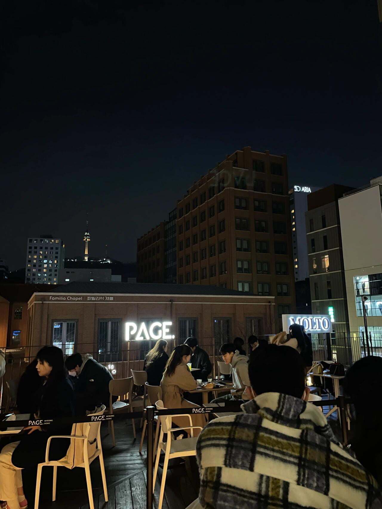 
                        韓國????探店｜夜觀明洞圣堂Brunch ???意式濃縮Brunch，坐落于風景如畫的明洞圣堂對面。??在這里，你可以一邊品嘗美味的三明治和沙拉，一邊欣賞明洞圣堂的夜景及迷人的南塔。??店內環(huán)境充滿了浪漫氛圍，所有座位都設在戶外，而室內則設有一個小站臺。??雖然冬季可能會有些寒冷??，但我們特別推薦在夏季或秋季前來體驗。等到天氣再暖和些，不妨來這里打卡拍照，留下美好回憶吧！??店名：?? ???? ?????? ???地址：??? ?? ??? 73 3???交通：乘坐4號線至明洞站8號口出，或乘坐2號線至乙支路入口站5/6號口出。如何找到：沿著明洞路走過oliver young二層樓，繼續(xù)前行至農協(xié)銀行旁，你會看到一棟白色大樓，外面有樓梯直通三樓！#韓國咖啡廳 #韓國探店 #明洞咖啡廳 #咖啡廳拍照 #韓國生活 #韓國 #明洞圣堂 #明洞 #韓國拍照 #brunch ????????