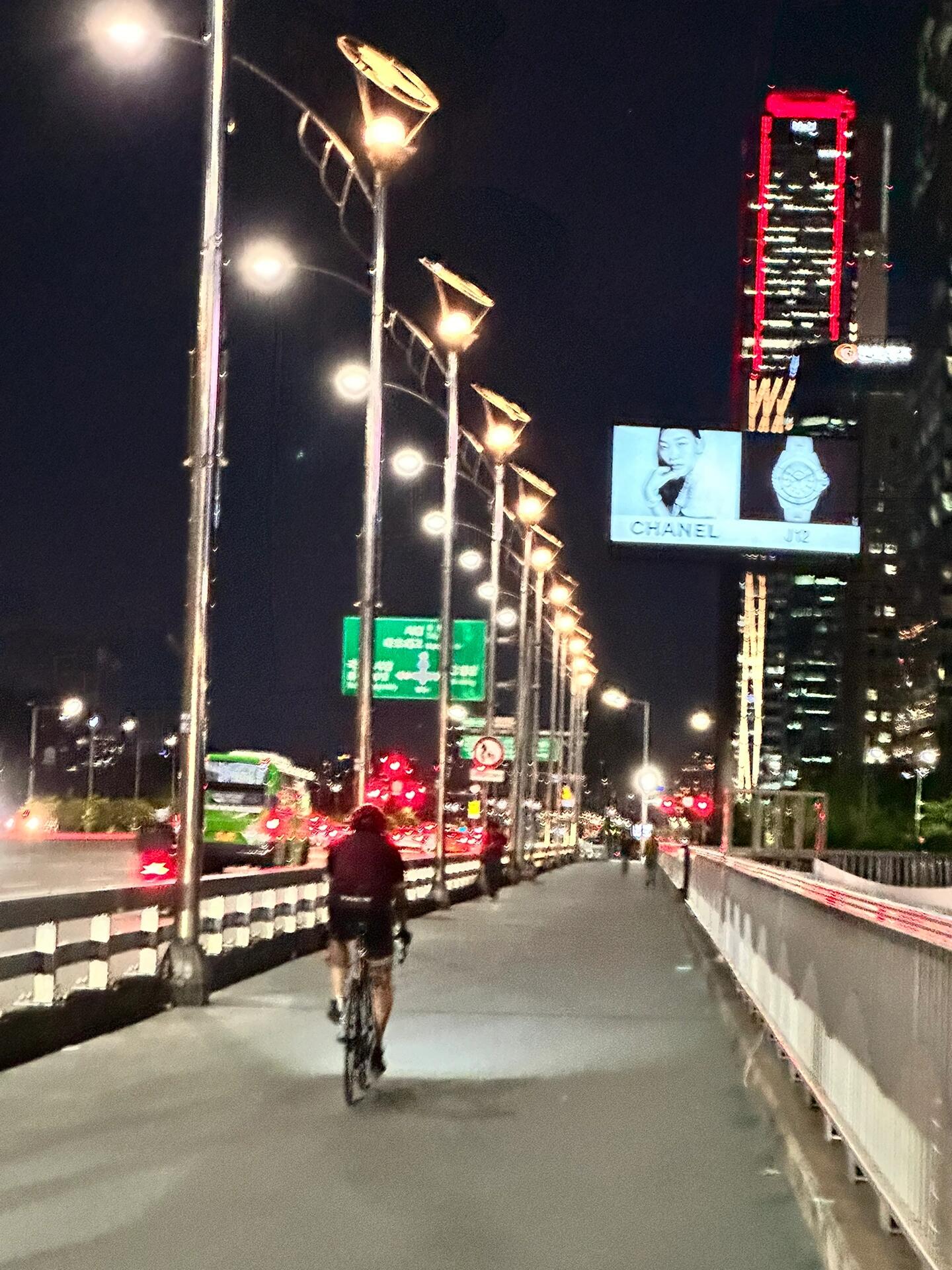 
                        首爾漢江夜跑，一種與城市相處的方式每到一座新城市，我總喜歡用跑步來拉近與這座城市的距離???♀?跑步不僅是鍛煉，更是一種與城市的親密接觸方式?今晚在漢江邊跑步，意外遇到了迷人的夜景和皎潔的月亮??漢江河畔的夜晚，處處可見奮力奔跑的身影??感覺韓國的年輕人真的好像不需要睡覺似的，無論是跑步、騎行還是健身，總是活力滿滿??只有親自體驗過夜跑的人，才能真正理解夜跑的魅力??熱愛生活，熱愛健康，熱愛每一次的跑步???♀?一雙好鞋，一條路，用腳步去丈量這個世界??#不如跑步 #跑步治愈 #跑步的樂趣 #夜跑 #首爾漢江 #我的運動日常 #跑步日常 #運動女生 #跑步穿搭 #運動穿搭 #多巴胺穿搭 #運動多巴胺 #夏日跑步穿搭 #嗨跑團 #夜景 #夏日運動 #首爾