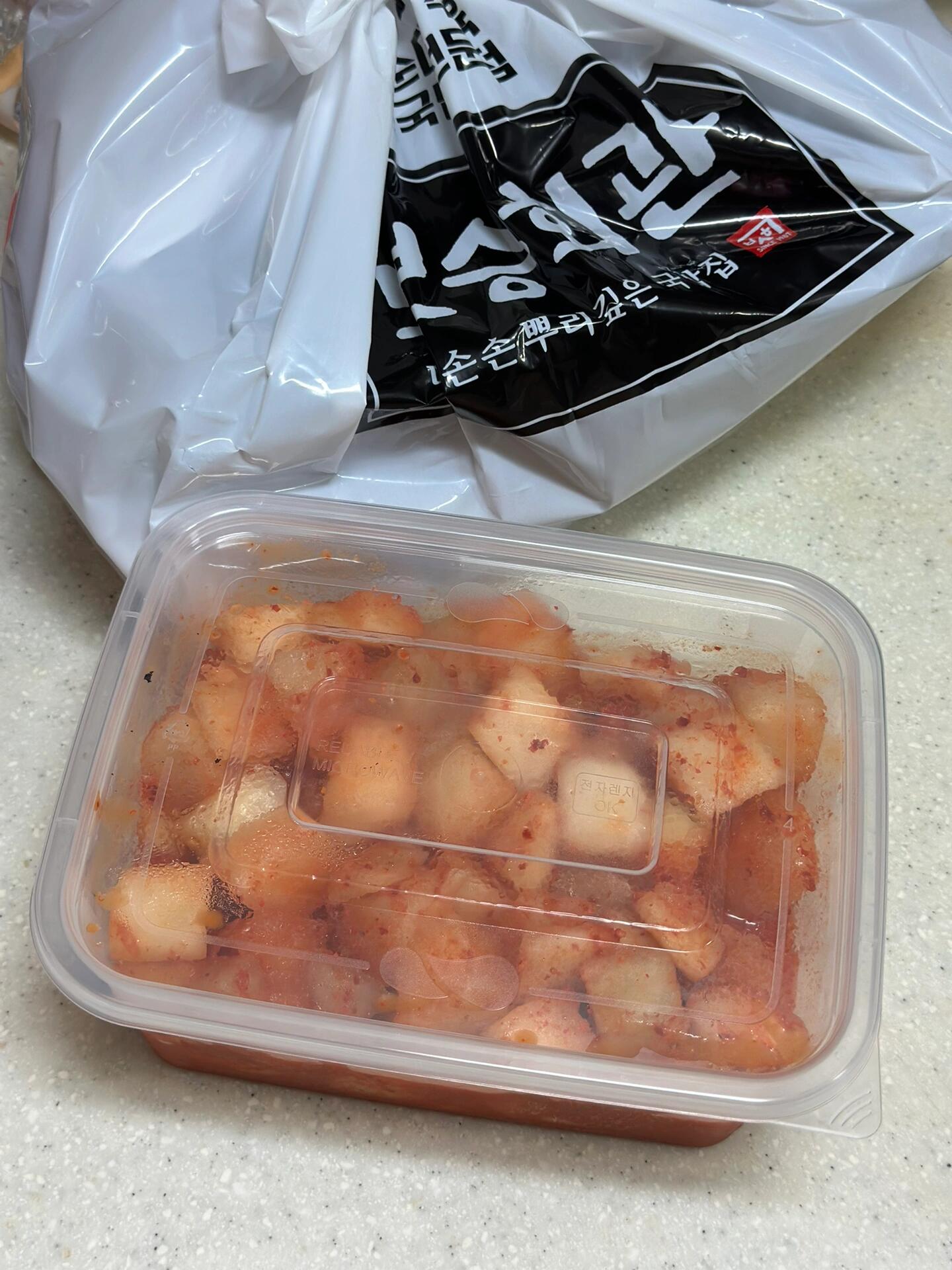 
                        首爾必嘗美味：脊骨湯??在中國時，韓式美食總是我的心頭好。????來到韓國后，我依舊鐘情于各式韓國料理，尤其是湯品。??脊骨湯位列我的美食首選，好的脊骨湯店里的辣白菜和蘿卜塊都非常入味，而那些不太對味的店，我就不會再光顧了。??這家我發(fā)現(xiàn)的脊骨湯，肉質豐富，完全沒有異味，真的讓人回味無窮！BOSEUNG會館是個連鎖品牌，在首爾有很多分店。??我這次去的是明洞店，位于乙支路明洞中心旁邊，下午五點的時候人不多，非常安靜，適合不喜歡喧鬧的朋友們。他們24小時營業(yè)哦，如果你的酒店在附近，甚至可以考慮來這里享用早餐。????位置：?? ?? ??9? 13 (1? 103?)提到他們家的蘿卜塊，真的是又大又好吃，回國后我還特意在家附近的店點了外賣，一公斤才6000韓元，超級劃算！??#明洞 #明洞美食 #明洞探店 #明洞湯飯 #韓國旅游