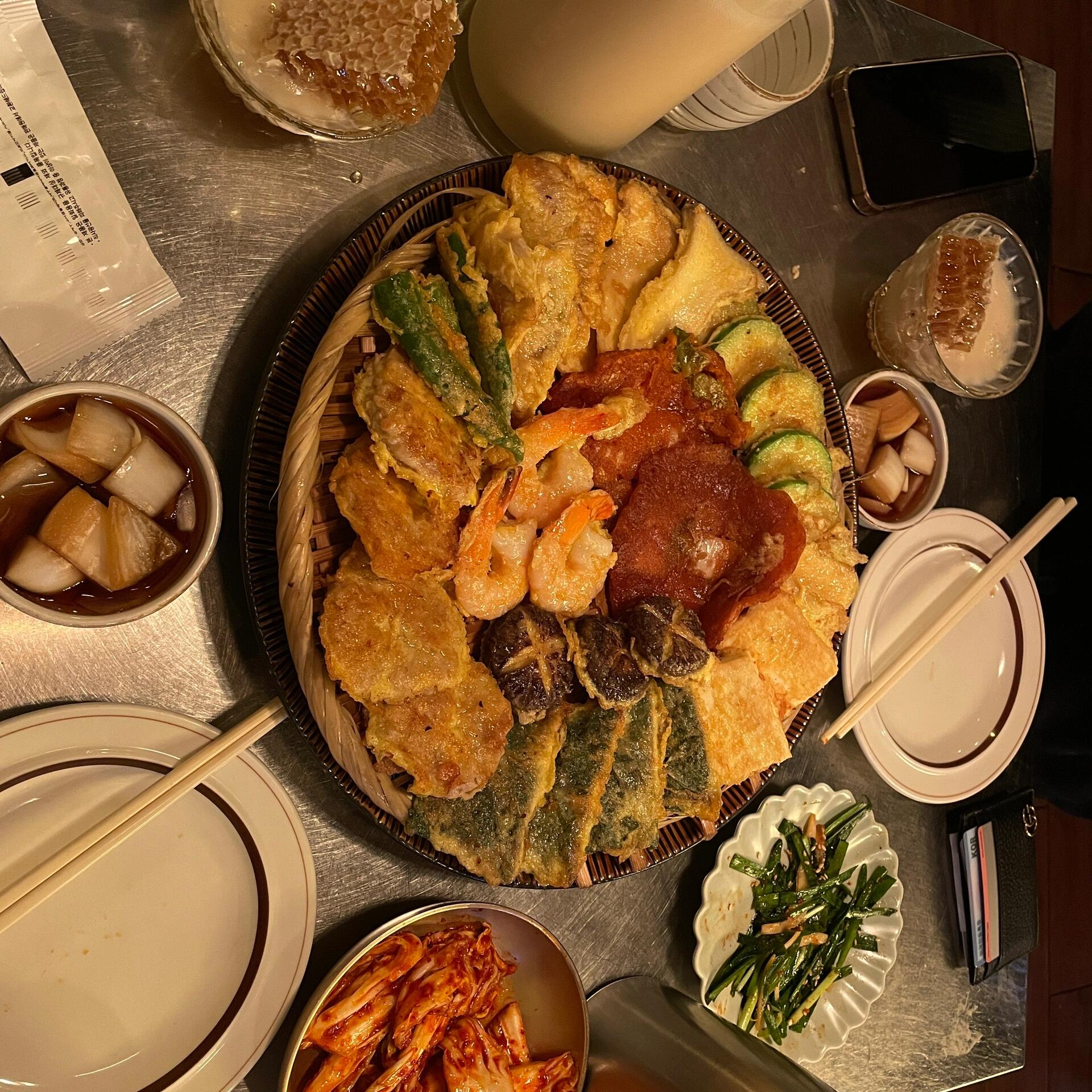 
                        ????七的美食｜新沙洞超級??爆的蜂蜜米酒這家店可以被封為新沙店最??的一家美食店了！之前不接受提前預約，不知道現(xiàn)在改沒改，大家去之前可以打個電話問一下（Naver上面可以查到）。如果不能預約的話，一定要早去排隊??????除了游客，他家本地人也超級多??不早點去真的會排隊排到想哭。因為他家的米酒是自己釀制的，所以就算對蜂蜜不感興趣的寶子也可以直接嘗試一下他家的米酒，真的很好喝??煎餅拼盤一定要試一下，不油膩剛剛好的味道真的不虧是能讓人排隊等一個多小時的店。店名：???地址：?? ??? ????11? 18 ???#探店 #韓餐 #韓國美食 #新沙洞美食 #首爾 #首爾探店 #新沙洞林蔭路 #韓國