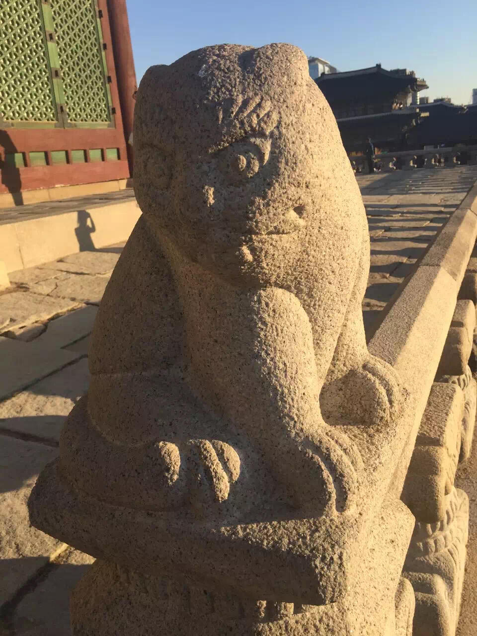 
                        探秘韓國景福宮的“獅子”第一次踏入韓國景福宮，我眼前這一幕讓我不禁驚訝??那一刻，我甚至在想：這是什么東西？？？我開玩笑地說，這里的王宮竟然讓我想起了我姥家的炕頭??后來我才明白，原來這并非他們不想讓宮殿更加氣派，而是因為當時的政治地位限制，作為附屬國，他們無權建造太過宏偉的宮殿。 #韓國 #韓國景福宮