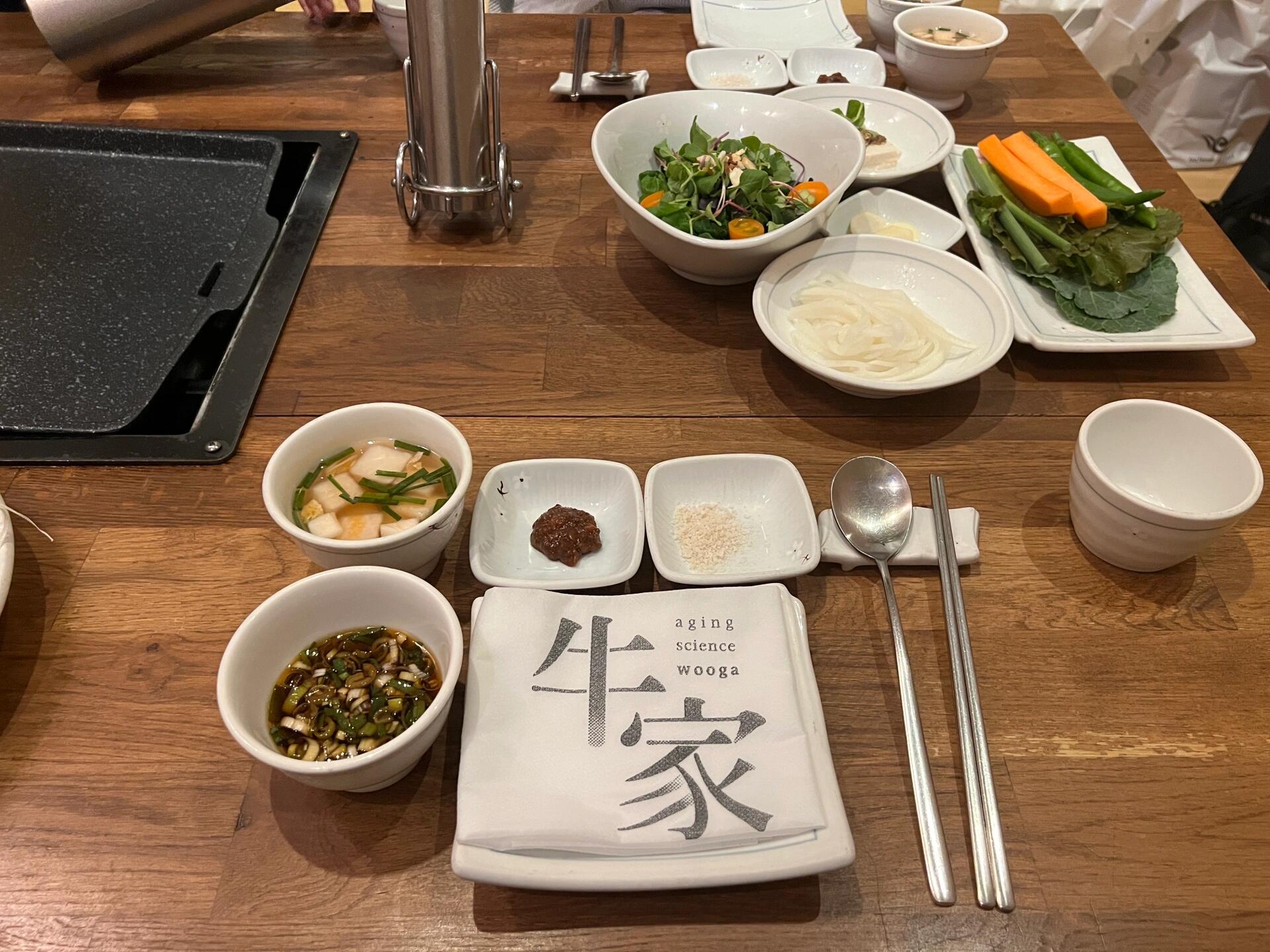 
                        ????首爾美食探店：虞書欣同款韓牛??體驗生牛肉的魅力！在首爾的美食之旅中，怎能不提這家人氣韓牛店呢？??? 烤牛肉雖然美味，但真正讓我印象深刻的是那位全程跪式服務的帥哥服務員！????? 他不僅會在烤肉前細心測溫，而且還會將牛肉剪成均勻的小塊，烤制后擺放得整整齊齊，簡直是強迫癥患者的天堂！肉質上乘，但味道并沒有超乎想象的驚艷。然而，真正讓我目瞪口呆的是生牛肉！?? 以前總是對生肉敬而遠之，但在朋友的極力推薦下，我嘗試了200克。本來還想著能不能只嘗一小口，結果沒想到我竟然把每一塊都吃得干干凈凈，差點連盤子都要舔了！?? 生牛肉完全沒有生肉的感覺，腌制得恰到好處，口感類似三文魚，咸甜適中，一點也不腥。另外，那芝士炒飯也是絕了～??為了這次美食之旅，我們特意預定了一個私人包間，房費只需30000韓幣，相比國內常見的10%到15%服務費，這里的性價比高多了。我們四個胃口不算大的人，一共消費了2000+韓幣。#首爾美食 #韓國探店 #韓牛 #美食打卡 #吃貨日記 #韓國旅行 ???????