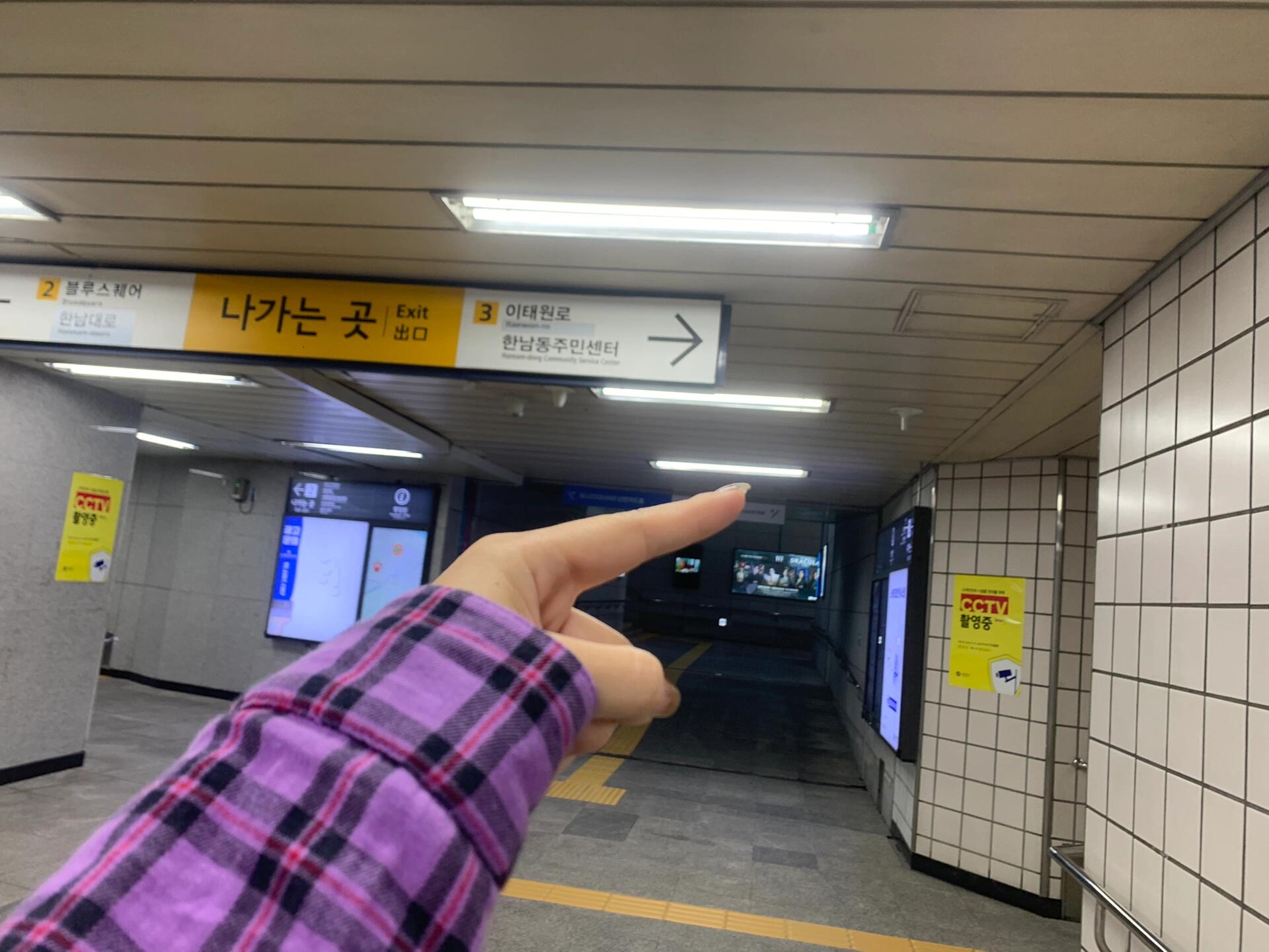 
                        ???? 韓國Aesop購買攻略大揭秘！???大家好呀！今天來給大家安利一下，在韓國買Aesop的超詳細攻略啦！??首先，免稅店是你的首選，價格美麗到哭，下面是我的私人購買順序推薦：1?? 愛寶克免稅店：打折力度大，價格超級nice！2?? 新羅免稅店：折扣也很給力，而且小樣送得超級大方！3?? 樂天、新世界免稅店：折扣一般般，小樣也比較吝嗇哦～免稅店里面的護膚和身體護理產品應有盡有，但是如果你想要的是家居香氛系列，比如廁所點滴、漱口水、線香、蠟燭、香皂、燭臺等，那就得去百貨或者旗艦店啦！1?? 樂天百貨樓下的Aesop專柜2?? 漢南洞的Aesop旗艦店今天我就去了漢南洞，超級方便，坐地鐵6號線到漢南鎮(zhèn)站，3號出口出來直行100米左右，過個馬路就到啦！???♀?買完Aesop，還可以去對面樓下解解饞，吃個面包??，然后溜達去看看潮牌mardi，或者繼續(xù)直行探探emis的風格。有任何購物的疑問，都可以來問我哦！我在這里等你們！??#Aesop伊索 #韓國購物 #韓國免稅好物 #Aesop探店 #Aesop香氛