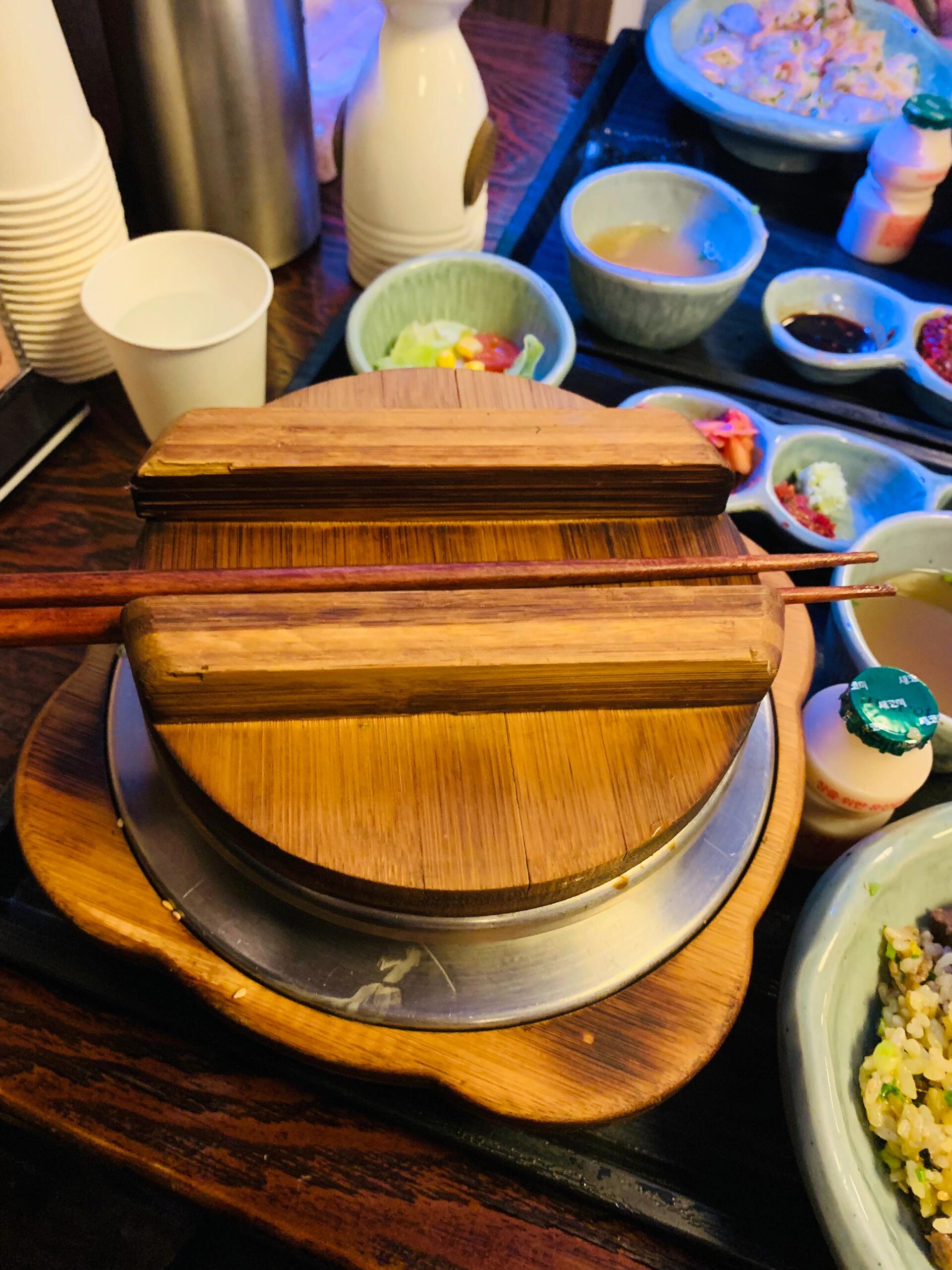 
                        ????探秘漢南洞的人氣釜飯??上次光顧漢南洞的釜飯館時，人山人海??，我只好作罷。不過，這次我聰明地提早出發，用那臺便利的預約機器，僅僅等了十分鐘就迎來了美食時刻??。小貼士：預約時得用韓國手機號哦??，如果沒有的話，別擔心，服務員會幫你搞定排隊票??。姐妹們，來說說我的真心話，牛排飯雖然看起來誘人，但我覺得有點難嚼??，不過魚飯就真的不錯，連我老公都贊不絕口??。至于是否值得排隊，那就因人而異啦！地址：?? ??? ????54?? 26#釜飯 #韓國生活 #中韓夫婦 #周末探店 #美食日常 #韓國生活vlog #漢南洞