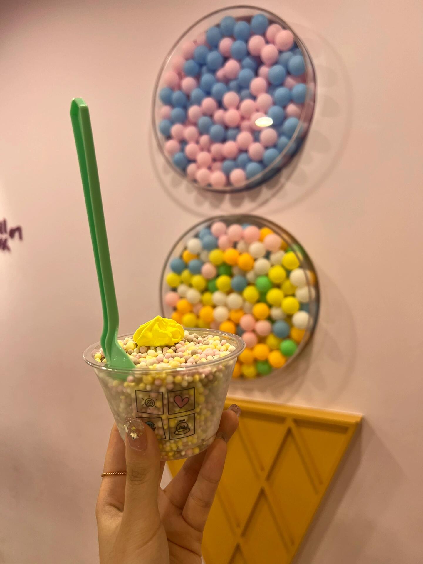 
                        首爾美食探店指南??????1. 首爾林 Teddy’s Oven??超級可愛又美味的小店，每次去都要打卡！2. 首爾林 ?????????美式風格濃厚，墨西哥卷餅真的超級好吃！3. 漢南洞 The Table Kitchen ??來這里必試牛排，意面就一般般啦。4. EXOcial Club Cream Soda????清爽的奶油蘇打，夏日解渴首選！5. 麻浦烤肉????????我的最愛烤肉店之一，每次來都要吃到爽！6. 球球冰淇淋??弘大的這家超級好吃，各種口味任你選擇！#首爾美食 #韓國美食 #烤肉 #冰淇淋 #韓國旅行 #首爾探店