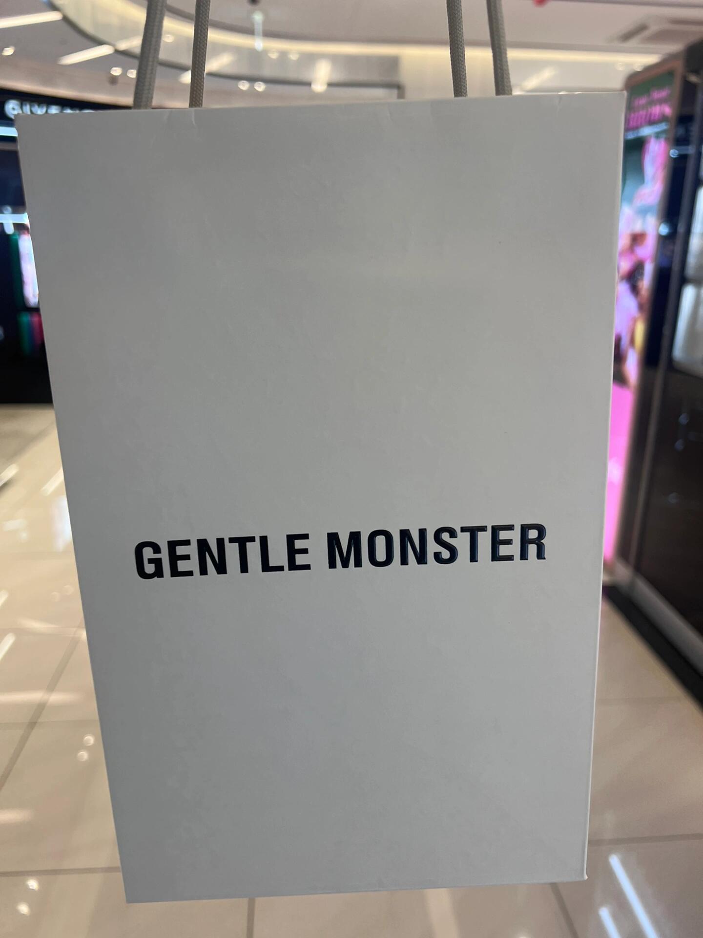 
                        首爾｜韓國????土特產GM怎么買最刪便宜？?Gental Monster近幾年真的火到不行??北京三里屯的兩層專柜都快擠爆了還有那個超火的馬吉拉聯名，簡直是時尚圈的寵兒GM現在成了韓國????的代表土特產了呢！在首爾的弘大、新沙、明洞，還有仁川機場…到處都能看到GM的身影，買起來超方便???我個人最推薦的購買地點是免稅店哦明洞的樂天和新世界免稅店，逛街購物兩不誤最大的優點就是直接免稅，免去了在機場退稅的麻煩??而且，這兩家免稅店還可以隨便掛個旅游團導游會幫你辦個會員卡，雖然GM沒有折扣但其他商品打折的時候你就能省一大筆??還有團號購物返現金，簡直是省到家了！GM在韓國的標價大概在??180-250之間款式齊全，各種優惠加起來買一副能比國內便宜700-1000元這樣算下來，機票錢都省回來了，哈哈哈??PS：免稅店里沒有馬吉拉聯名款哦其他專柜款式更全，還有7%的退稅優惠#韓國首爾 #GentalMonster #韓國免稅店 #首爾購物攻略 #GM墨鏡 #首爾購物天堂 #韓國旅行必買