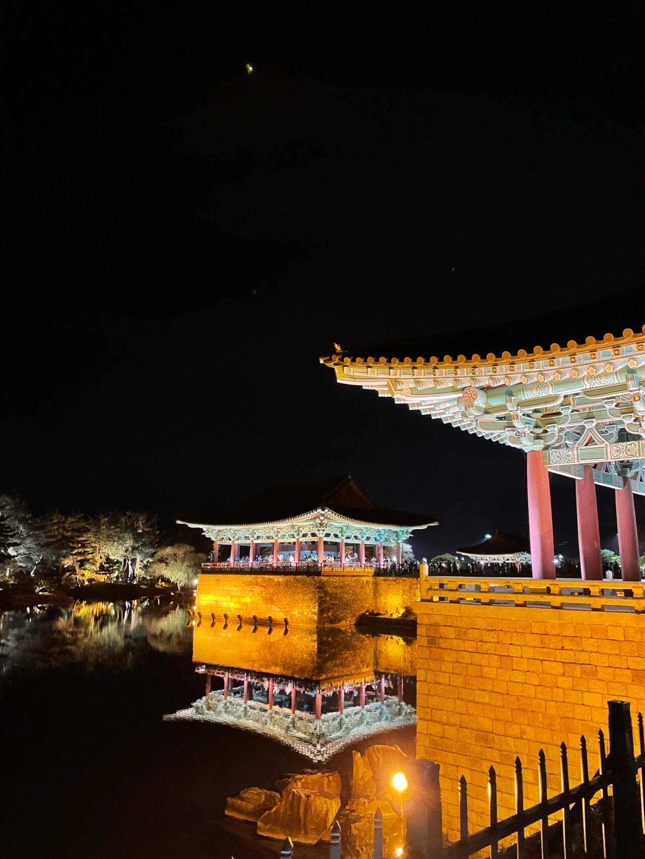 
                        韓國旅行-慶州之旅??????在慶州探索歷史的足跡?? #韓國慶州慶州，這個充滿歷史韻味的城市，曾是新羅王朝的首都，擁有許多不可思議的文化遺產和古跡。從壯觀的佛國寺到神秘的大倉湖，每一個角落都透露著古老的故事和文化的深度。????如果你是歷史愛好者或者文化探索者，慶州絕對是一個不能錯過的目的地。這里不僅有豐富的歷史遺跡，還有美麗的自然風光和傳統市場，讓你的旅行體驗更加豐富多彩。?????別忘了嘗試當地的美食，比如慶州面包和慶州湯餅，這些都是你在這里旅行的必嘗美味。????慶州，一個讓你身臨其境感受千年歷史的魅力之地！????