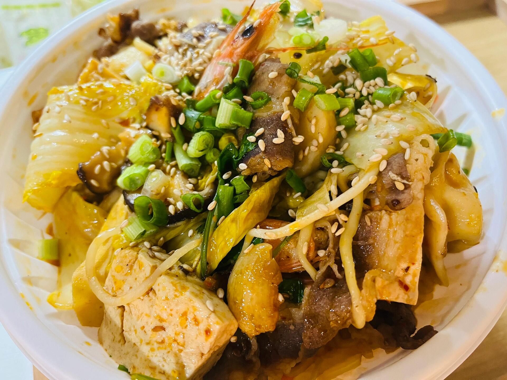 
                        慶北大學附近美食推薦 ????#想記錄下此刻今天要給大家安利的是慶北大學附近的一家超級美味的店！???? 首先，必須說說他們家的雞翅，新鮮到不行，每一口都是滿滿的幸福感！?? 而且，他們的雞腳和口水雞也是必點的哦！?????來看看我拍的美食照片吧，按順序有：紅燒雞翅??、草莓氣泡水??、肉末茄子??、水煮魚??、魚香肉絲??、麻辣香鍋??、檸檬泡椒雞腳??。每一樣都讓人垂涎三尺，忍不住想全部嘗一遍！地址在這里：?? ?? ???23? 20，店名叫做“??????”，記得不要在每周一去哦，因為那天是他們的休息日。??#韓國生活 #慶北大學 #韓國大邱 #美食推薦 #小紅書爆款美食推薦