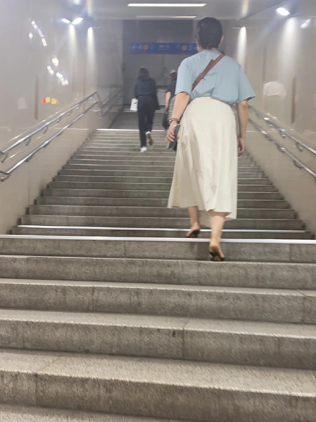 
                        ????韓國免費健身日記之狂爬樓梯??在韓國旅行時，我發現了當地人文明的一面—愛心專座總是空著，為老弱病殘孕準備。去韓國的小伙伴們，記得千萬不要隨便坐哦，否則那些禮貌的目光會讓你無地自容??。但是，我得吐槽一下，為什么韓國的地鐵里扶梯這么少呢？！別提電梯了，第一找起來超級難，第二上面寫著是老弱病殘孕專用，我都不好意思去擠。而且里面常常已經被大爺大媽們占滿了，根本擠不上去。所以，我只能選擇爬樓梯，拖著我那24寸的大行李箱，在韓國體驗免費的健身服務。感覺明天我就能變成健身達人金鐘國了！#韓國 #韓國地鐵 ????♀???