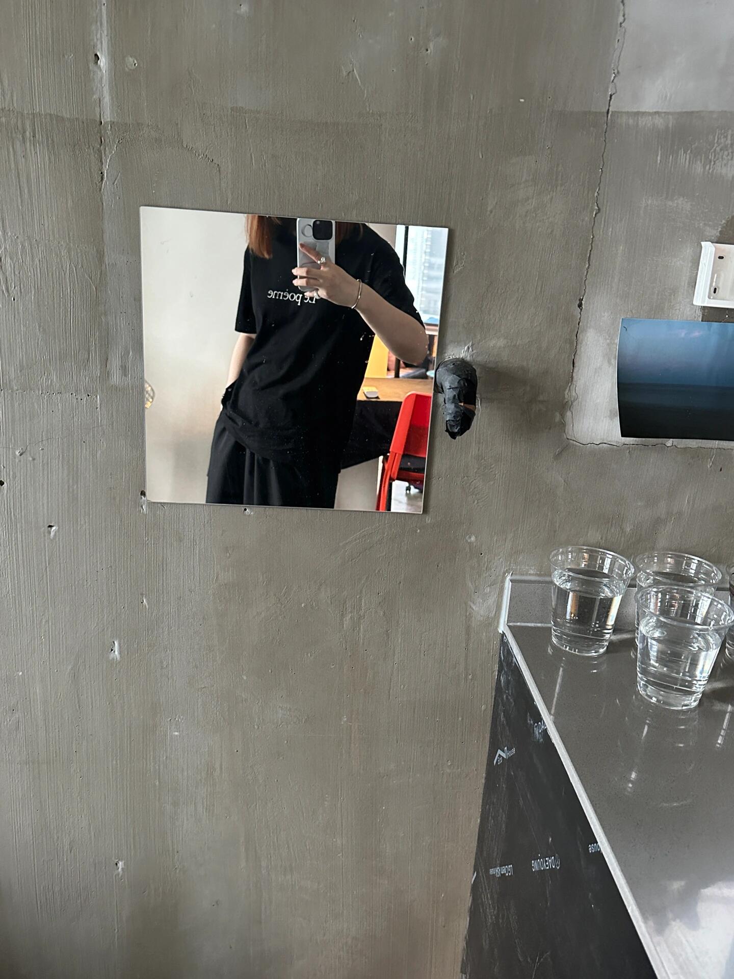 
                        首爾????攝影師開的梨泰院民宿 有點厲害我的房東是個超級時尚又超級溫柔的酷guy??這間房子不僅是住宿，還是房東的攝影工作室！滿屋子都是他的攝影設備和膠卷，還有一臺epson打印機。我一開始還真的有點擔心，他不怕東西被偷嗎？??墻上掛的每一張照片都是他的作品。他耐心地教我們如何使用電源，還請我們幫忙照顧他的小魚，然后就帶著電腦出門了??夜晚的景色美極了??作為一個攝影師，他的房間光線和裝飾都非常有個性。房子位于山頂??，可以俯瞰梨泰院的整個建筑群。白天看起來普通，但晚上和黃昏時分，從一樓的玻璃房看出去，景色美得不像話??不過這個地方確實有點難找，而且要下兩層樓才能到達。如果你帶了很多行李，可能會覺得有點吃力。但房東真的超級好，還幫我們搬超重的行李??我不確定每個人是否都會喜歡這個地方，因為確實有點難找…但如果你像我一樣，已經住過很多民宿，想要體驗一些獨特的，不那么大眾化的地方，你真的應該來試試這家。周圍的社區小店都美得驚人，五分鐘的散步就能看到好幾家超級ins風的網紅咖啡店??不過要走很遠才能到地鐵站…所以建議在梨泰院住幾天，好好享受這里的氛圍??房東人超級好，一大早還問我要不要準備火爐烤火哈哈哈（因為現在首爾下大雨，天氣很冷）#韓國旅行 #韓國民宿 #漢南洞 #梨泰院 #青山#攝影師 #工作室 #寶藏民宿 #當然要記錄啊