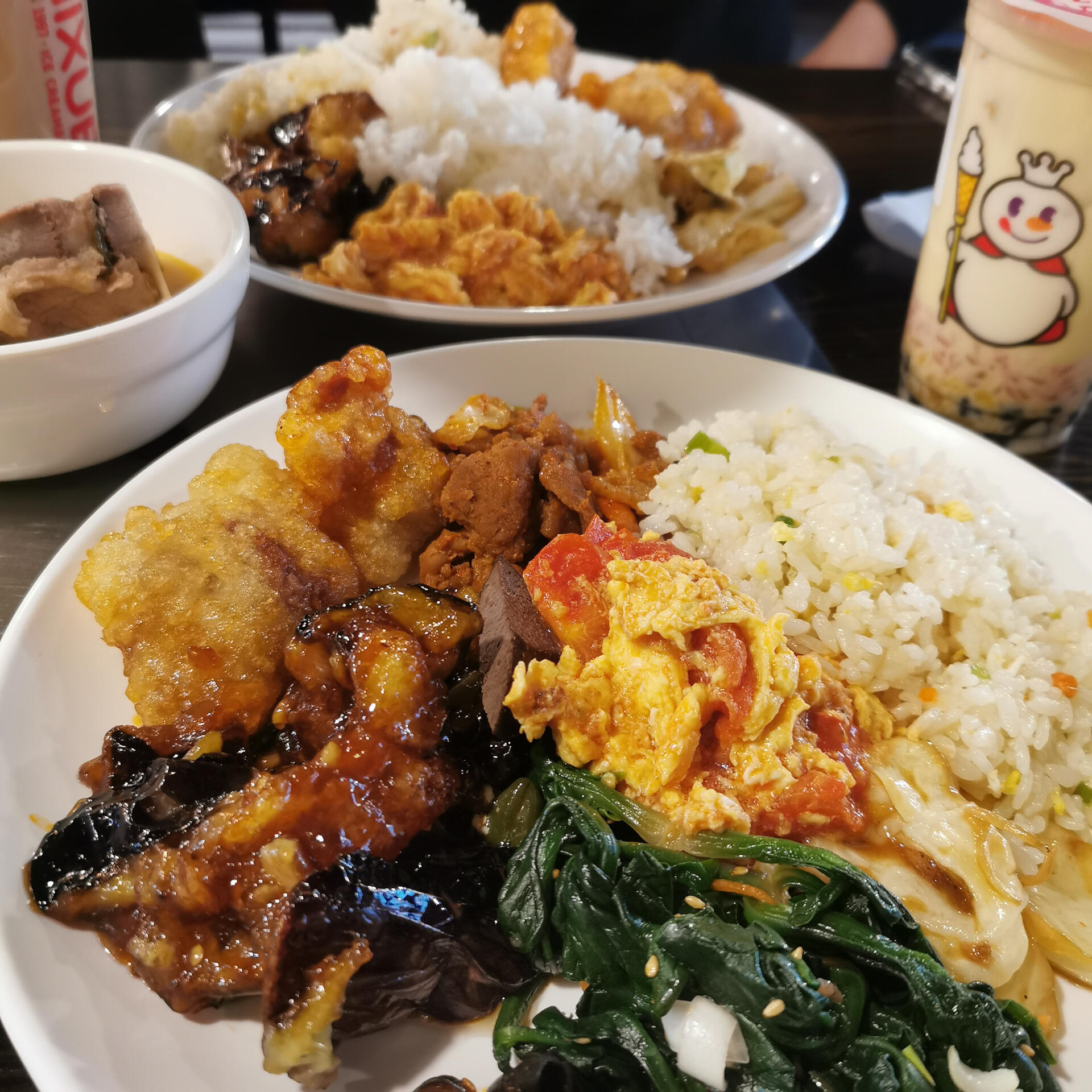 
                        ???? 首爾明洞美食攻略 | 超值自助&蜜雪冰城甜蜜時刻 ???? 店名：炙熱羊肉串自助?? 地址：首爾中區明洞7巷21 2樓 206,207號?? 只有午間12:00-2:00開放自助餐，菜品雖然不多，每日精選隨機變化，就像回憶中的學校食堂，但全是美味中餐哦！價格只要8500韓元/人，超級劃算！快來嘗嘗吧！?? 店名：蜜雪冰城 明洞店?? 地址：明洞主街 8巷 20?? 國內那個讓人念念不忘的蜜雪冰城，在明洞也能找到啦！價格簡直太驚喜，大多在2000-3000韓元，性價比超高！還有那個超人氣的雪王系列，看來我以后會是常客了… ??#明洞美食 #首爾美食探店 #韓國生活 #明洞美食攻略 #首爾美食 #明洞 #美食探店 #蜜雪冰城 #超值自助 #首爾旅行 #韓國奶茶 #奶茶控