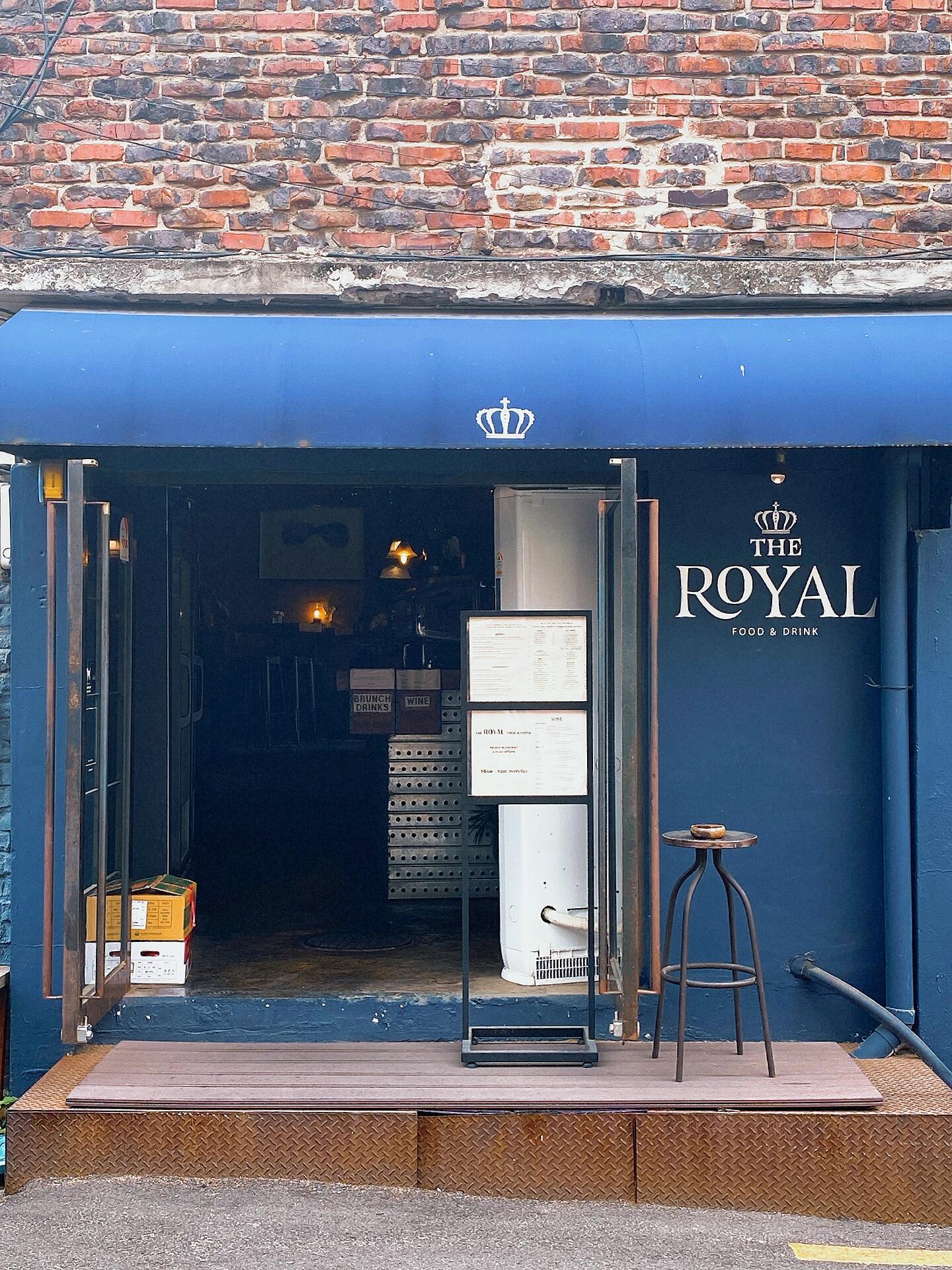 
                        首爾探店????｜南山塔｜首爾塔下的美景咖啡【?????????】這家咖啡廳真的太棒了！??成為我此行韓國之旅的最愛！它坐落在首爾南山塔腳下的半山腰，位置稍高，向下望去可以俯瞰首爾的市景，轉頭則是壯觀的首爾塔。我點了一杯冰美式，選擇了二樓的露臺座位。那天天氣晴朗且涼爽，簡直是加分項！????不過，內部空間略顯狹窄，有些座位的人與人之間的距離較近，或者走道邊會有人經過。在這里，邊享受微風，邊品味咖啡，邊欣賞美景，真是人生一大樂事！??#韓國旅游 #韓國咖啡廳 #首爾旅游 #首爾咖啡廳 #首爾南山塔 #景觀咖啡廳 #冰美式 #跟我來探店