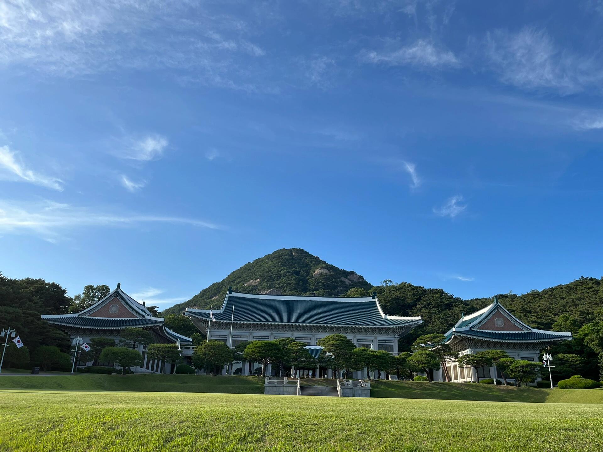 
                        探秘韓國青瓦臺?#青瓦臺#???#青瓦臺參觀#韓國文化#首爾旅行青瓦臺，韓國總統的官邸，不僅是政治的中心，也是一個充滿歷史和文化的地標。如果你對韓國的政治或歷史感興趣，那么參觀青瓦臺絕對是一個不錯的選擇。這里不僅可以了解韓國的政治歷史，還能感受到首爾的現代氣息和傳統韻味的完美結合。別忘了帶上你的相機，記錄下這座城市的美麗瞬間！??????