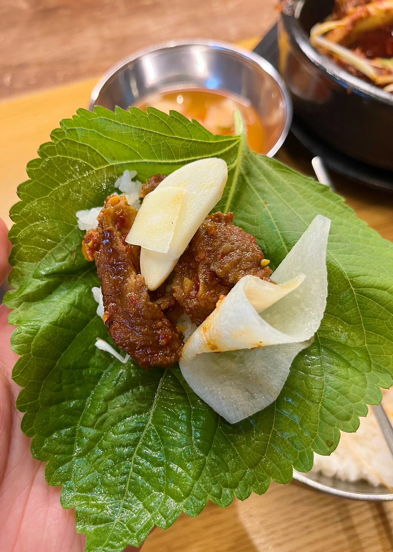 
                        ???? 大邱巨松排骨探店記 ??#100家探店計劃 ?? 在大邱的小巷探秘，偶遇巨松排骨，美味難忘！?? 位于現代百貨旁，輕松尋覓。店內歐巴大廚英語超贊??，菜單多樣：單人份、雙人份，辣度任選，價格親民（1萬2～1萬9韓幣）??。蘇紫葉大米飲料等自助無限供應。排骨軟爛入味，醬香四溢，讓人一吃難忘??。蘇子葉包飯，搭配肉、蒜片，口味層次豐富，令人回味無窮！#韓國大邱 #韓國美食 ??