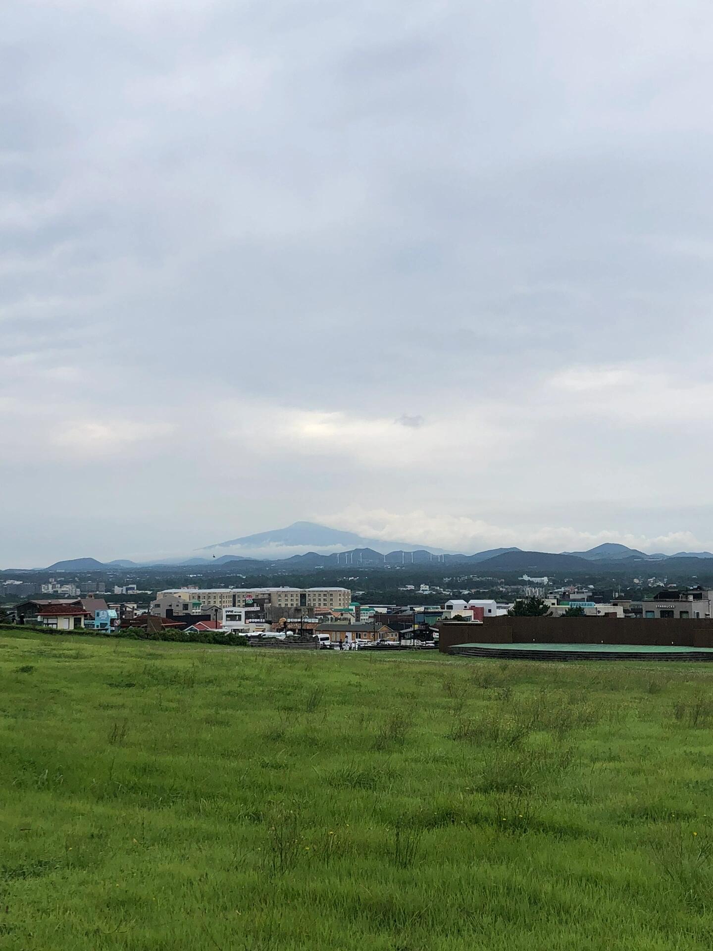 
                        濟州島勸你別來????城山日出峰景色迷人，美不勝收，舒適至極！但爬過一次后，我決定不再嘗試，腿疼了整整三天??溫馨提示：城山日出峰有免費和付費兩種游覽路線。想要登頂的朋友需購票，票價為5000韓元/人。登山全程大約需要15-25分鐘，雖然路程較短，但相當消耗體力（準備好大量出汗，感覺像洗了個澡一樣??下山時小腿都在抖，可能是我體力不支）。盡管如此，山頂的景色絕對值得一看，是我人生中首次近距離觀賞??，非常震撼！如果你不想爬山，可以選擇入口處左側的免費路線，那里可以輕松走到山腳下欣賞海女表演，還有機會乘坐快艇，體驗飛一般的感覺，只需5000韓元/次哦！#濟州島 #城山日出峰 #爬山體驗 #濟州島旅行 #海女表演 #快艇冒險