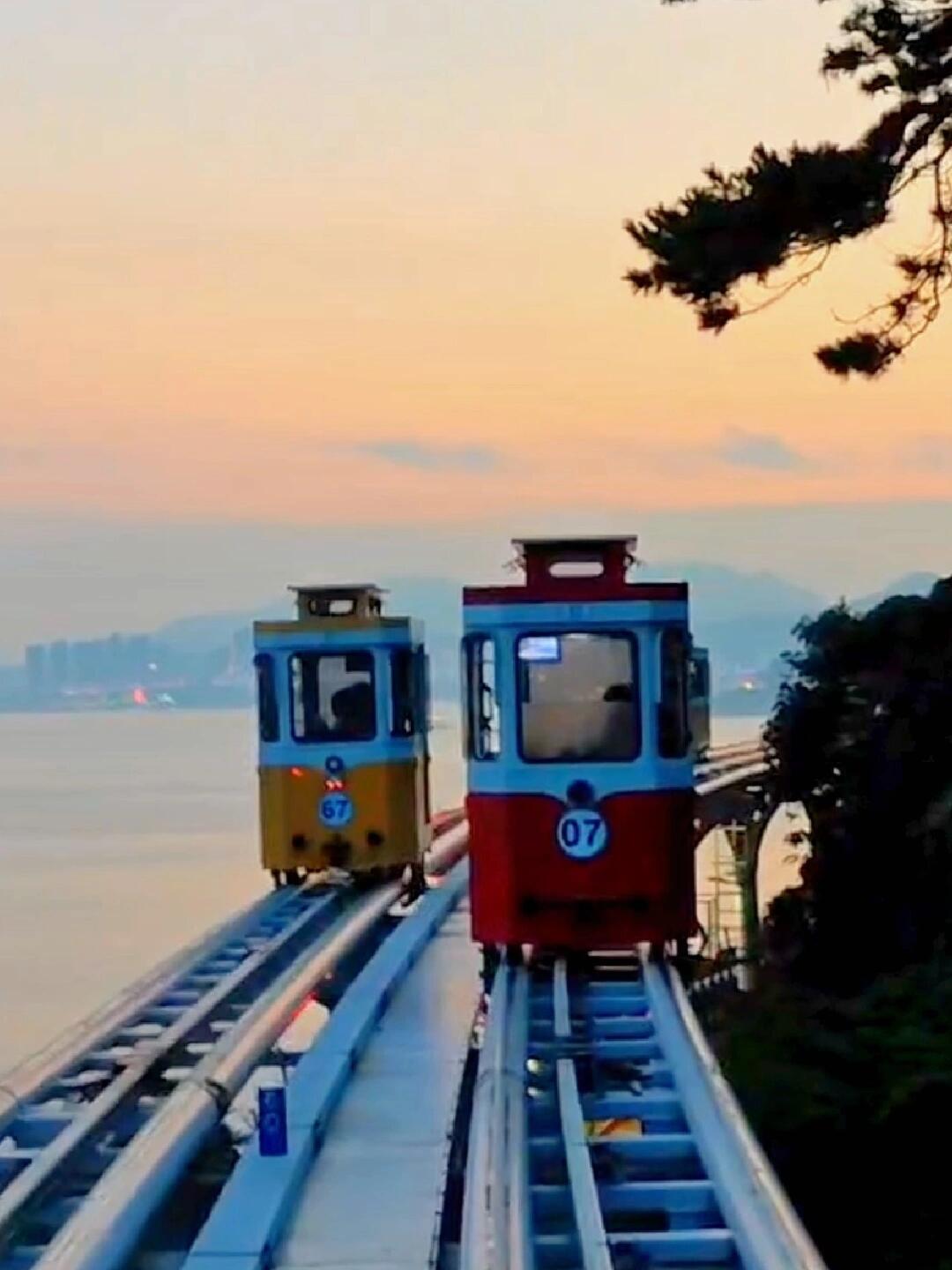 
                        釜山膠囊小火車的浪漫，日與夜的交替?今天終于去坐了心心念念的膠囊小火車，清沙浦上車，去尾浦方向。??買的晚上七點的票，買完票在車站外面拍拍照??，六點四十五上到二層，排隊十五分鐘，剛好七點上車，目睹了日夜交替的夢幻時刻，不虛此行！????#旅途中的美景 #釜山 #膠囊小火車 #韓國 #釜山旅游 #海云臺 #治愈系風景 #釜山膠囊列車 #韓國釜山 #釜山行 #釜山旅行 #海云臺天空膠囊 #夕陽 #落日 #海邊