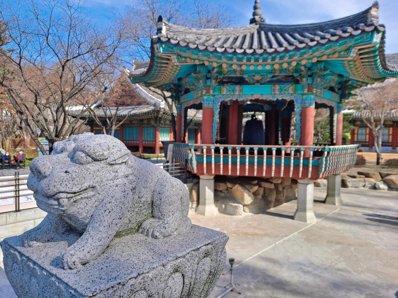 
                        韓國大邱探秘 | 慶尚監營公園 ?????? ??探索大邱的心臟地帶，慶尚監營公園不僅是歷史的見證，更是文化的寶庫！???_________________這片綠意盎然的公園，曾是1601年慶尚監營的政務中心，見證了朝鮮宣祖時期的繁榮。_________________從1910年到1965年，這里是慶尚北道的政府所在地。后來，隨著政府機構的搬遷，1970年這里變身為大邱首個中央公園。1997年，公園經過全面翻新，更名為大邱慶尚監營公園，成為了學習和體驗韓國傳統文化的絕佳場所。??_________________公園內部藏著許多珍貴的歷史文化遺產，如宣化堂（有形文化財第1號）、澄清閣（有形文化財第2號）以及觀察使的善政碑等，每一處都散發著濃厚的歷史氣息。_________________宣化堂是現存不多的官衙建筑之一，保留完好，極具研究和參觀價值。這座建筑正面六間房，側面四間，單層八角瓦房設計，古樸典雅，每一磚一瓦都講述著過去的故事。??_________________地址：????? ?? ??? 21_________________#韓國大邱 #大邱旅游 #韓國旅游 ??????