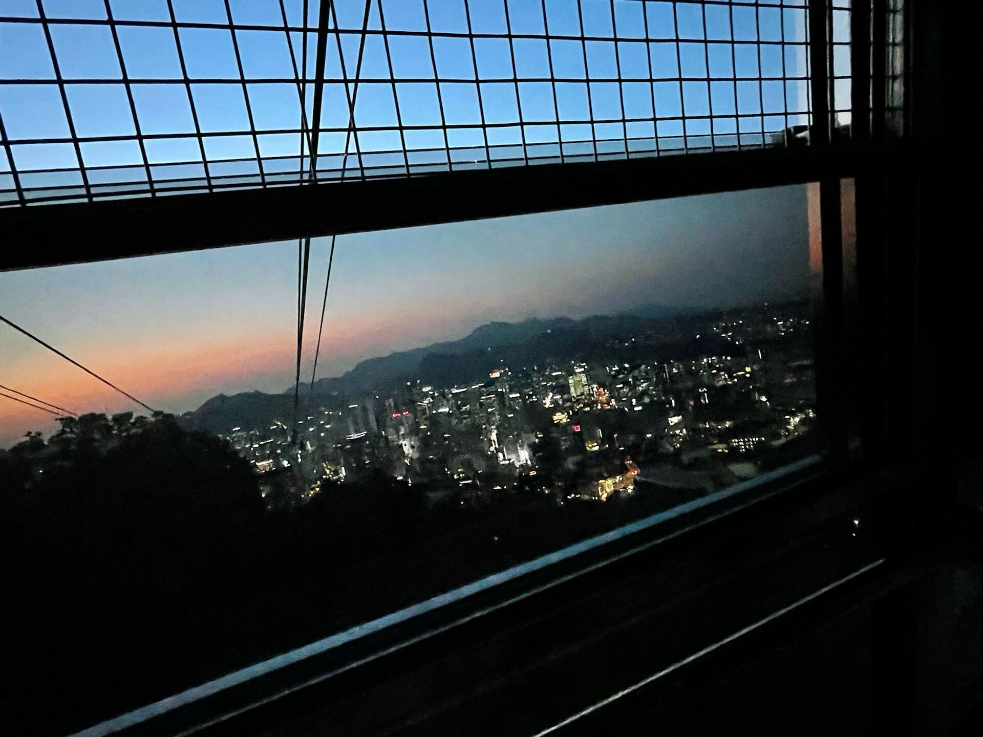 
                        韓國生活｜南山塔的日落之旅??端午假期，幸運地拿到了南山塔往返??及登塔的門票，心情超級激動！??回想起疫情前的日子，南山塔總是我帶著來自國內的朋友們必打卡的地方，但最近兩年，我腳步罕至。為了追逐那完美的日落??，我選擇了下午時分出發。盡管太陽??還是火辣辣的，但我還是選擇了懶人必備的方式——直奔可以乘坐大電梯的入口。即便是平日，這里依然人潮涌動，意外地還碰到了一個東南亞旅游團。幸好不久后，我們這些散客就被優先安排乘坐纜車上山了。山頂的情侶鎖??依舊密布，我也嘗試著尋找曾經自己留下的那一把，但似乎已經消失在了鎖海中。塔下的逛逛之后，我迫不及待地登上了塔頂。電梯飛速上升，一分鐘不到就到達了頂層。在塔頂轉了幾圈后，意外發現最佳觀賞日落的秘密地點竟然是樓下洗手間前的休息區，哈哈哈，真是意外的驚喜！拍了一大堆美照后，滿載而歸。夏日的南山塔之行，真心推薦給大家！??#韓國 #首爾南山塔 #日落 #纜車 ??