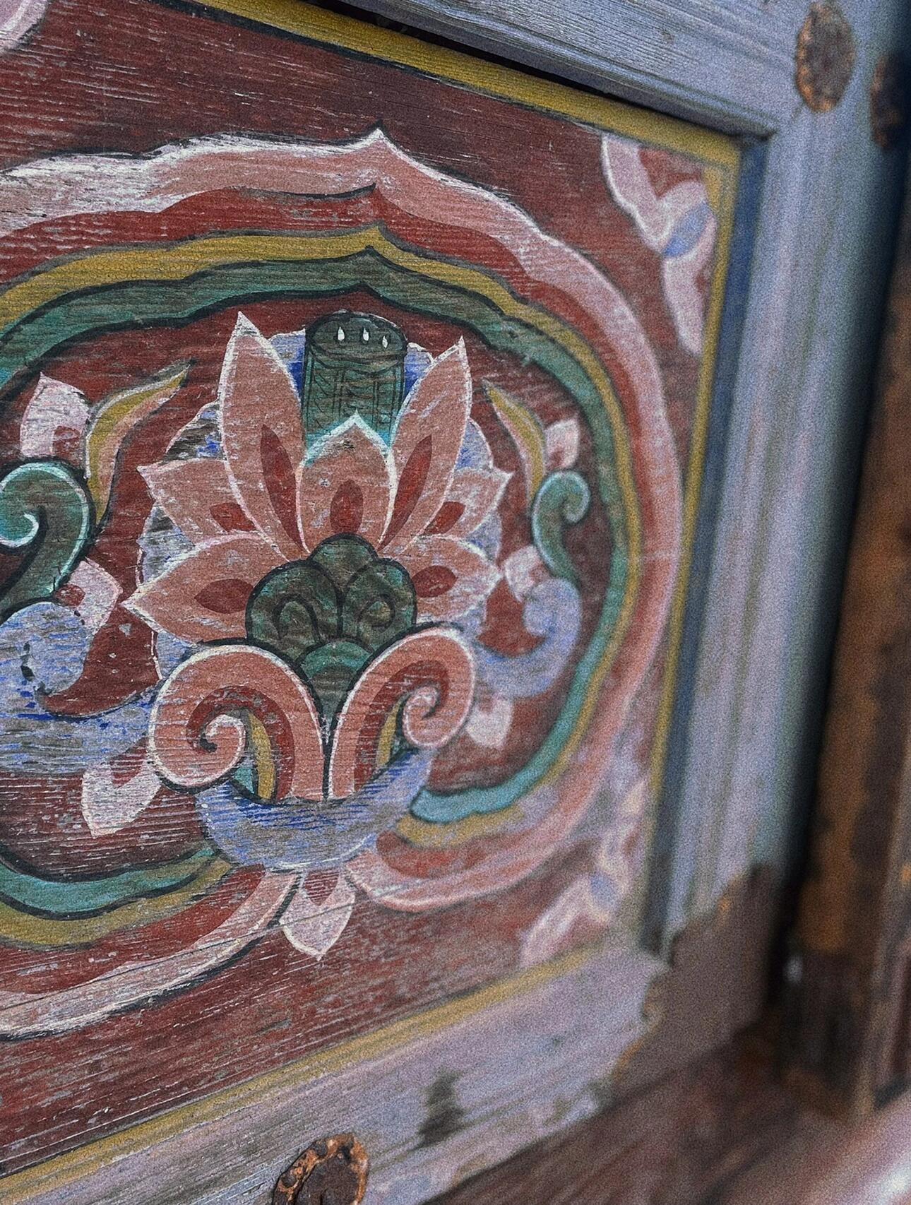 
                        探秘韓國的千年古寺??建立于公元588年的這座古寺，簡直是歷史的見證者！??每次走進這里，我都感覺可以在這安靜的角落安居樂業！??回到開元盛世，佛教在朝鮮半島廣泛傳播，安東地區就擁有了許多像這樣的隋朝佛寺。??#韓國 #古寺 #安東 #慶尚北道