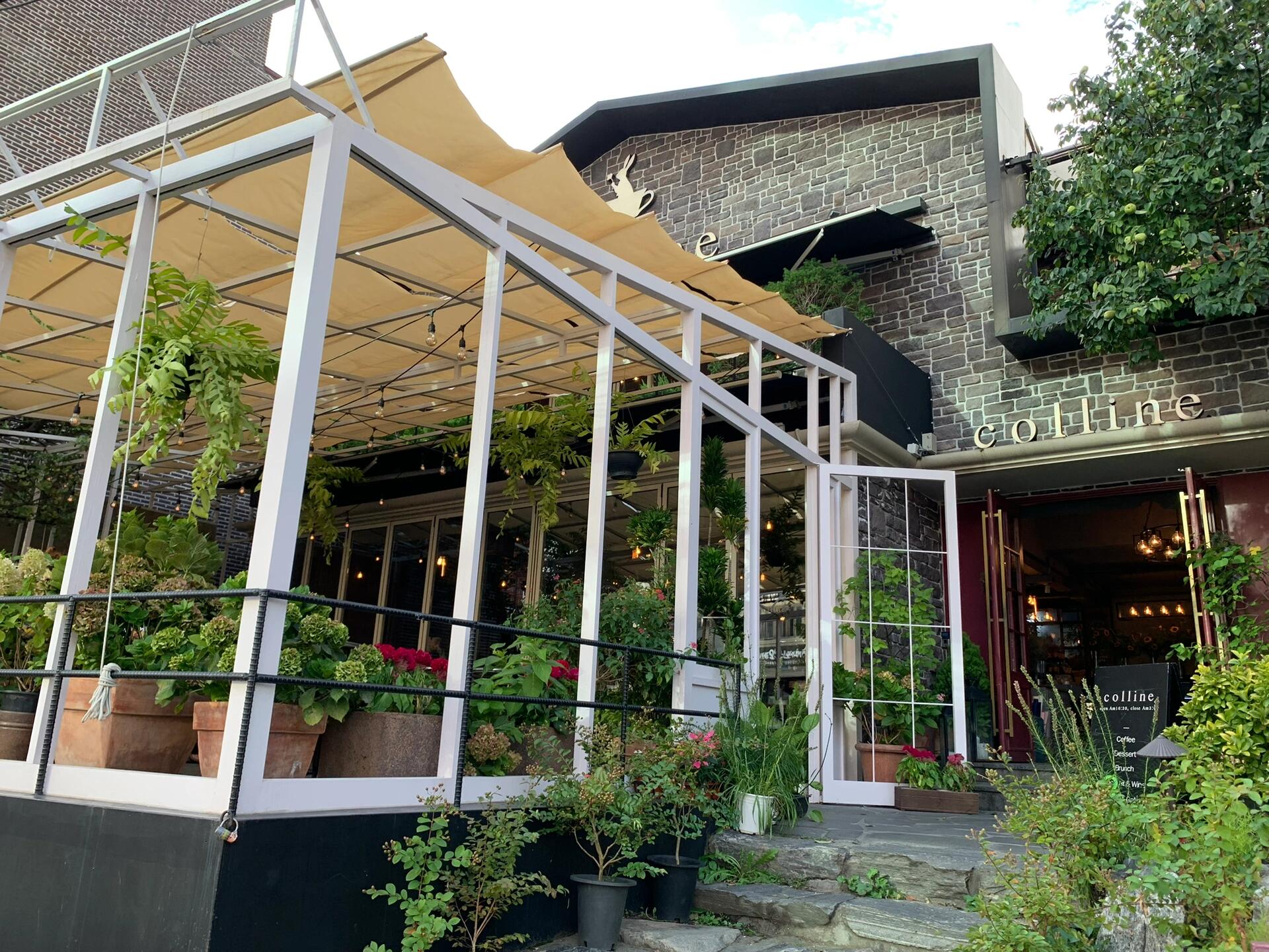 
                        首爾美食探店???? 弘大必吃柿子牛奶冰！錯過就后悔????首爾的雪冰選擇真的好多！但提到柿子冰，只有這一家不可錯過，朋友們！！柿子超級Juicy，甜度剛好，清新爽口！??下面是那種超級綿密又蓬松的牛奶冰，簡直絕了啊啊啊！??逛弘大時絕對不能錯過這里，必須嘗一嘗！！店外的座位區超級適合拍照哦！喜歡曬太陽的小伙伴可以選擇坐外面，超級有feel的呢??1-2人份只需11000韓元2-3人份則是21000韓元??Colline#首爾美食 #弘大美食