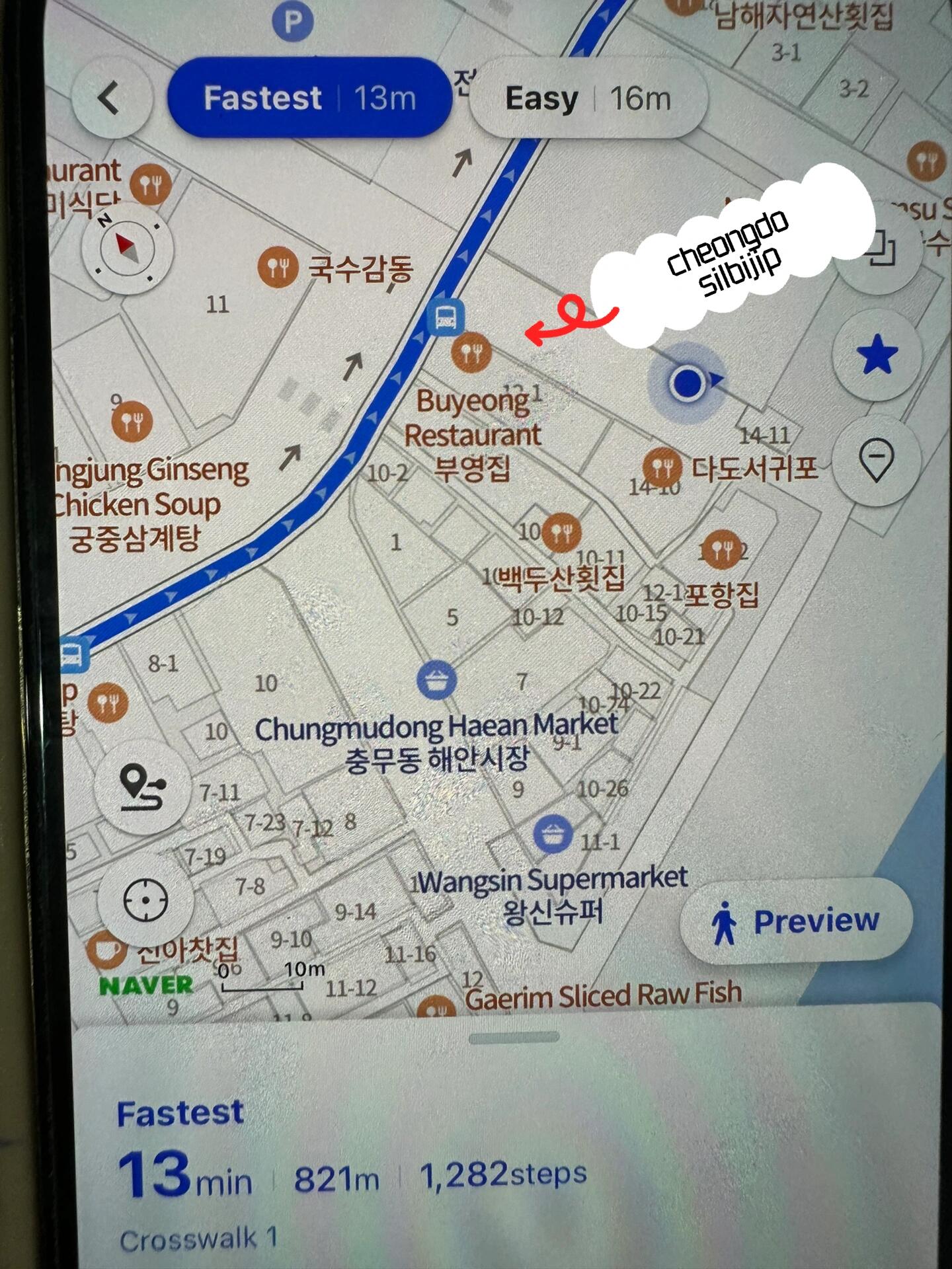 
                        釜山獨家美味：盲鰻體驗????如果你來到釜山，忘了高崎市場吧！走進那條必探的盲鰻一條街，讓你大開味蕾！?? 盲鰻是這里的特色，雖然鰻魚常見，但盲鰻的體驗絕對獨一無二。這家店里滿是當地人，氛圍超級親切，老板特別友好。?? 所有鰻魚都是現捕現殺，新鮮度滿分！大小不一，價格在50000-80000韓元不等，兩人份量剛剛好。食物評價：????????鰻魚現殺現烤，上桌時還能看到微微蠕動，視覺效果滿分！盲鰻肉質Q彈，烤制后油脂豐富，碳香四溢，吃多了可能稍感膩。?? 特別推薦他們家的盲鰻魚皮凍，鮮美又富含膠原蛋白，可能比主菜還要更加驚艷呢！??環境評價：????????這是一家地道的路邊攤，非常接地氣。寒冷的天氣里，圍著火炭吃烤鰻魚，再來一杯小酒，簡直是人生一大享受！?? 不過，由于靠近魚市場，可能會有點異味，廁所條件也一般（男女共用），這點需要有所準備。#釜山美食 #韓國旅游 #盲鰻探秘 #烤活鰻魚 #釜山行 #美食探店 #美食體驗 #釜山地道美食 #韓國美食