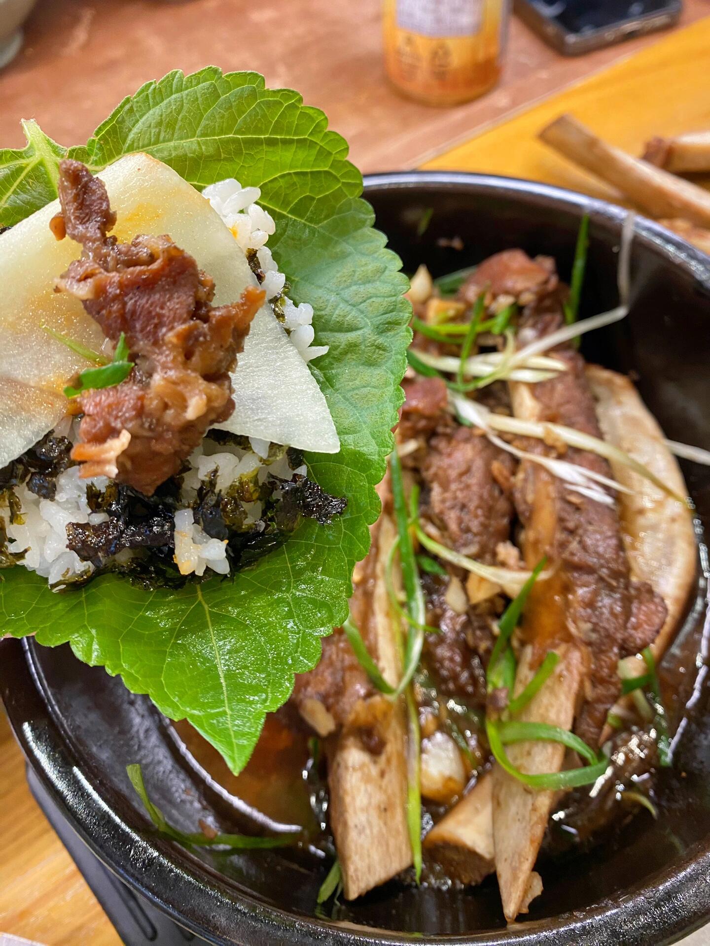 
                        #大邱美食—巨松排骨 ????在#大邱 探尋美食寶藏，絕不能錯過的老字號—巨松排骨！????這里的排骨真的是美味到讓人念念不忘！?? 無論是鮮嫩多汁的豬排骨還是香氣四溢的牛排骨，每一口都是滿滿的幸福感！??不過提醒各位美食偵探，這家店超級火爆，常常需要在外面排個小隊才能嘗到這絕妙的滋味哦！????#留學韓國 #大邱探店 #韓國大邱 #美食地圖