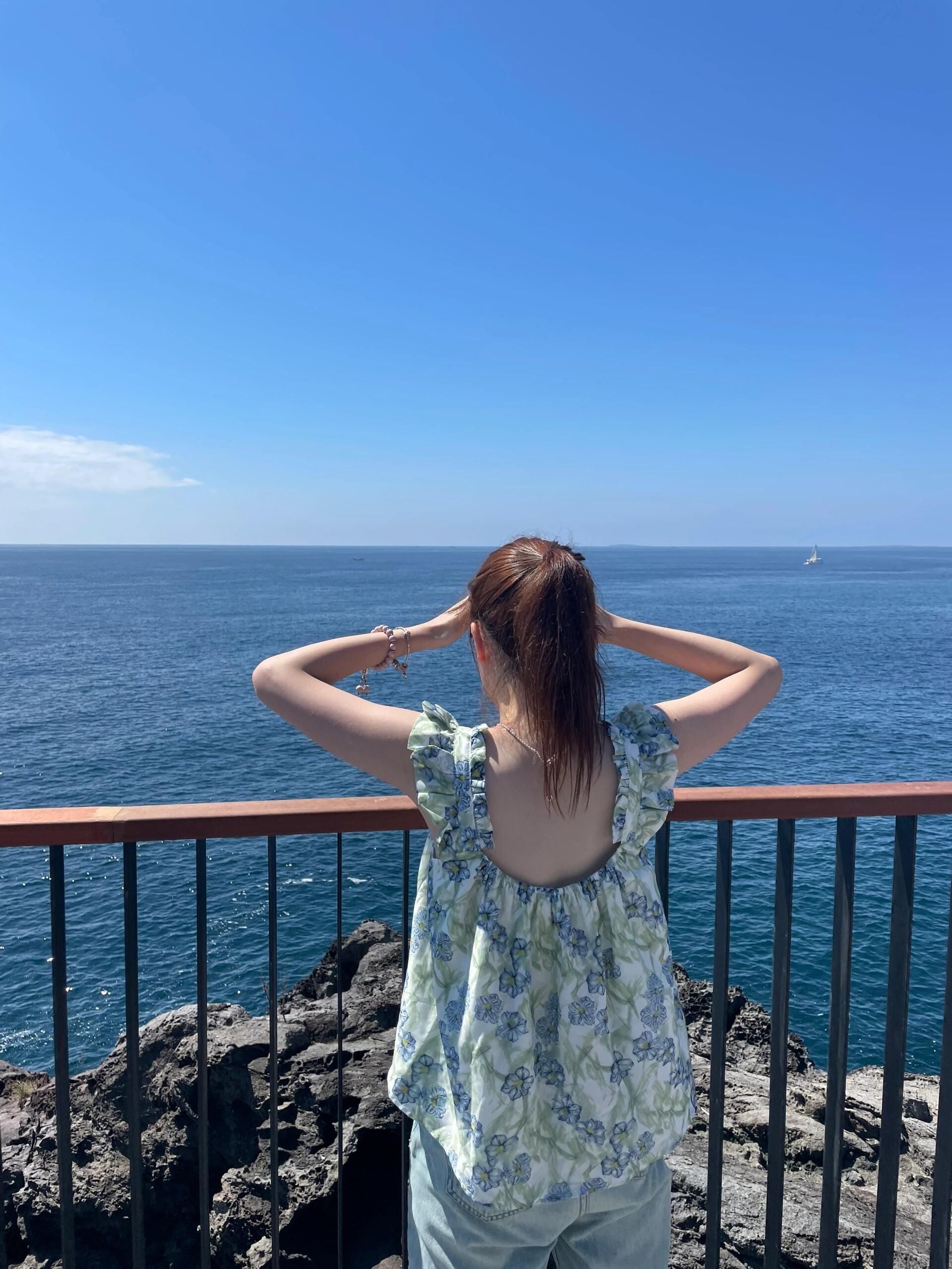 
                        ?Live｜濟州島必打卡? 柱狀節理帶美到心坎里??柱狀節理帶的美，簡直是視覺盛宴～?? 純凈的藍色讓人心醉，不是一般的海灘能比的！在烈日下也忍不住多看了好幾眼??之前探索了濟州島東線的海灘，雖然也不錯，但這里的美景真的讓人驚艷！?? 導游姐姐說，來濟州的韓國本地人都會選擇柱狀節理帶，而牛島就顯得沒那么熱門了。西南線的這個寶藏地點，也吸引了很多歐美游客哦！門票價格超級親民，只需1000到2000韓幣，而且還是根據年齡來定的，買票時候可以多留心一下，看看能不能享受一下優惠哦！??#濟州島 #西歸浦 #柱狀節理帶 #海邊 #夢幻海岸線 #旅行心情 #韓國旅游