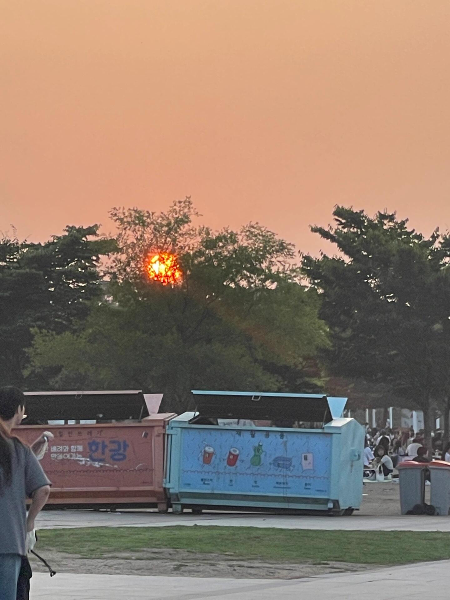 
                        韓國????打卡｜漢江公園日落美景等你來體驗?#浪漫生活的記錄者?? 想要體驗首爾的浪漫嗎？漢江公園是你的不二之選！?? 夏日傍晚，大約6-7點，是欣賞日落的最佳時刻。?? 別忘了，這里還有BTS的標(biāo)牌哦，粉絲們千萬不要錯過！?? 交通超便利：乘坐地鐵5號線，在汝矣島2號口出站，跟隨人潮，輕松抵達！?? 漢江公園是年輕人的聚集地，無論是朋友聚會還是情侶約會，都是完美選擇。??? 沿途你會遇到熱情的大叔大媽，他們會向你推薦野營墊租賃服務(wù)。?? 到了心儀的地點，不妨去711添購拉面和飲料，享受美味與美景的雙重盛宴。?? 當(dāng)夜幕降臨，你可能還會遇到彈吉他唱歌的藝術(shù)家，讓晚風(fēng)和歌聲一起治愈你的心靈。?? 觀賞著日落的漸變，從橙黃到粉色，這份美麗只屬于夏日的漢江公園。#日落 #漢江公園 #首爾旅行 #韓國旅游 #首爾漢江 #治愈 #BTS ????