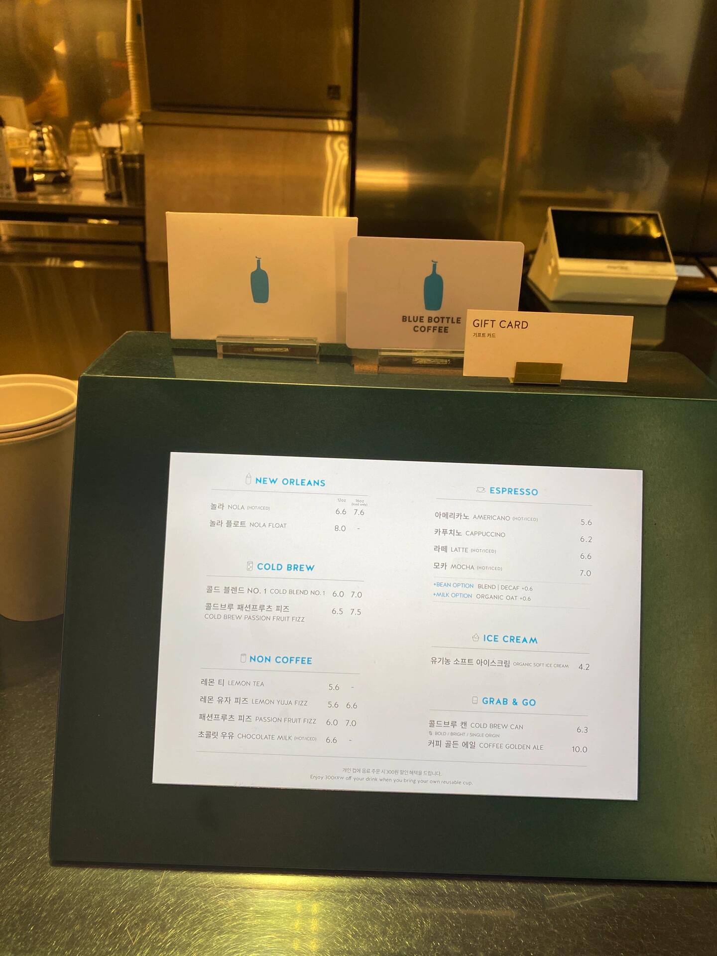 
                        ????首爾明洞探店 | 藍瓶子咖啡體驗??這次探店之旅來到了明洞的藍瓶子咖啡店（Blue Bottle）???，這里的分店真的好多哦～特別選擇了首爾限定的Nola float ??，底部是濃郁的咖啡，頂部覆蓋著冰淇淋。當(dāng)冰淇淋慢慢融入咖啡中，那種口感真的無法抵擋，超級推薦！????想知道更多？菜單在最后一張照片里哦！??位置：Blue Bottle Myeongdong Branch（位于ZARA隔壁）??地址：?? ?? ??? 14 1??? 交通：明洞站? 營業(yè)時間：8am-9pm#韓國 #藍瓶子咖啡 #首爾探店 #明洞
