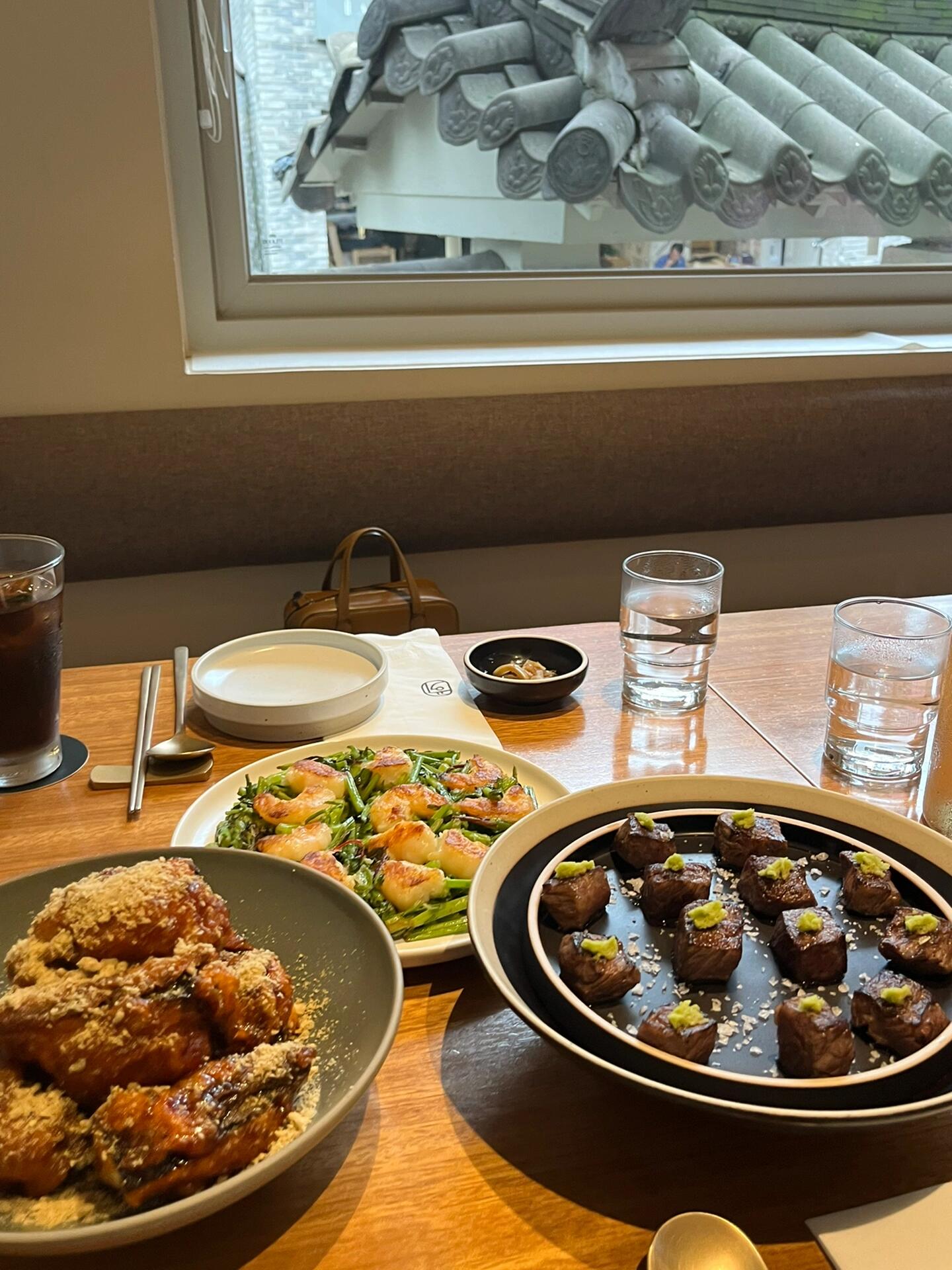
                        ????探索漢南洞美食 - Gongi餐廳王菲菲同款噢「?? 」?? ??? ????45? 4 1,2???6號線漢江鎮(zhèn)站1號出口（周日店休）這家餐廳在當(dāng)?shù)胤浅??，可以通過naver提前預(yù)約位置哦！內(nèi)部裝潢非常精致且美觀，整體風(fēng)格洋氣又典雅??。菜品不僅顏值高，味道也超級棒，包房的私密性很好，服務(wù)態(tài)度也非常好??。推薦嘗試他們的方塊牛排：選用牛里脊肉，搭配芥末海鹽，肉質(zhì)鮮嫩無比，完全沒有任何血腥味??34000。茄子蝦仁：帶有魚香味，茄子口感脆甜，汁水豐富??22000。蝦仁水芹菜煎餅：搭配洋蔥泡菜汁，可以根據(jù)個人口味蘸料汁，蝦仁個頭很大??18000。#首爾美食 #漢南洞探店 #ins風(fēng)餐廳 #漢南洞美食 #gongi #首爾旅游 #漢南洞 #韓牛