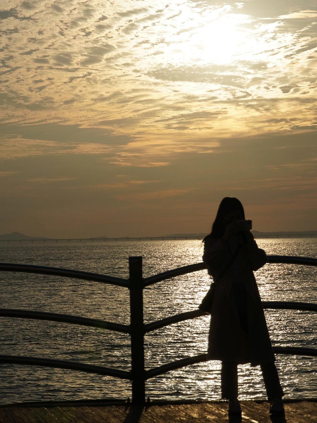 
                        ??月尾島??奔赴一場橘子味的落日??～??月尾島的日落真的名不虛傳，可惜今天的云層稍微厚了點，不然會更加出片????摩天輪真的很值得一試！票價7000，大概10分鐘左右一圈，俯瞰海景真的很絕！??????文化街上到處都是充滿活力的表演者們，雖然曲調(diào)帶著懷舊的味道，但是那份快樂的氣氛會讓你不知不覺中隨著音樂起舞??有空的話，不妨一邊享受表演一邊感受海風(fēng)，順便拍幾張美照！ps) 提個小建議哦，文化街上的烤貝類可能不太合每個人的口味！我們嘗試了一家口碑不錯的店，自助餐一個人32500，價格偏高，但味道實在是讓人難以接受??貝殼里的沙子和苦味讓人印象深刻，最終我們含淚轉(zhuǎn)戰(zhàn)了三包海鮮拉面，真的是救星??#韓國 #仁川月尾島 #販賣日落 #海景