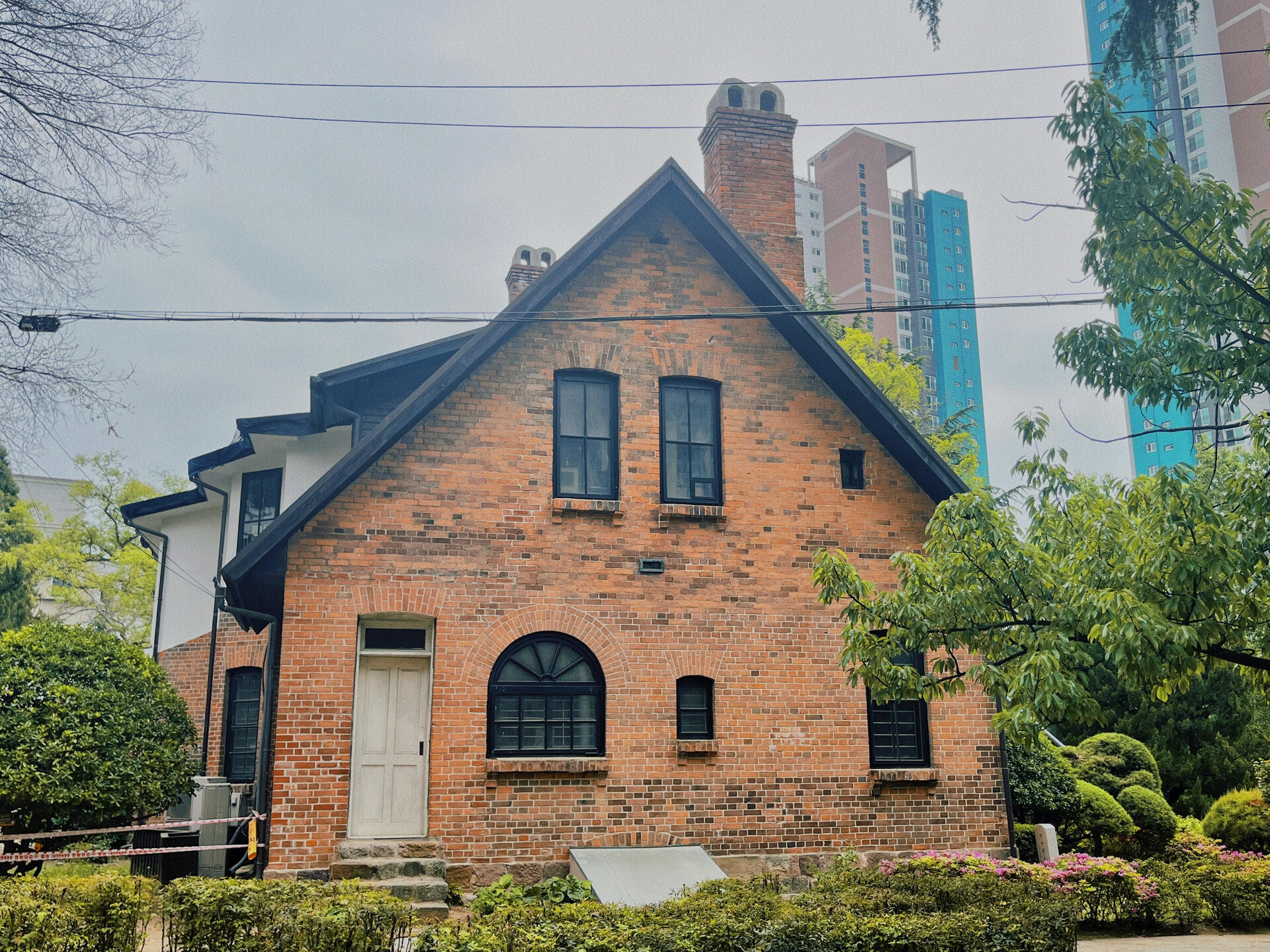 
                        ??探索韓國大邱：一日游必去金秘書取景地??從釜山出發(fā)，乘坐火車只需1小時就能抵達風(fēng)情萬種的大邱！??午后，我們先到訪了充滿歷史故事的大邱近現(xiàn)代史歷史博物館，接著是風(fēng)景如畫的桂山洞教堂和意義深重的三一運動會紀(jì)念地，還有美麗的青蘿坡。?????特別不能錯過的是，那些《金秘書為何那樣》韓劇的經(jīng)典取景地，為旅程增添了一抹浪漫色彩！????這里的游客不多，讓人感覺更加寧靜自在。而且，當(dāng)?shù)氐姆?wù)人員都非常友好，讓人感覺像在家一樣。????大邱與首爾和釜山相比，有著截然不同的韟韠。這里不僅歷史悠久，而且還深深扎根于豐富的地方文化之中。????#韓國生活 #旅行日記 #韓國大邱 #大邱旅游 #旅行隨手拍