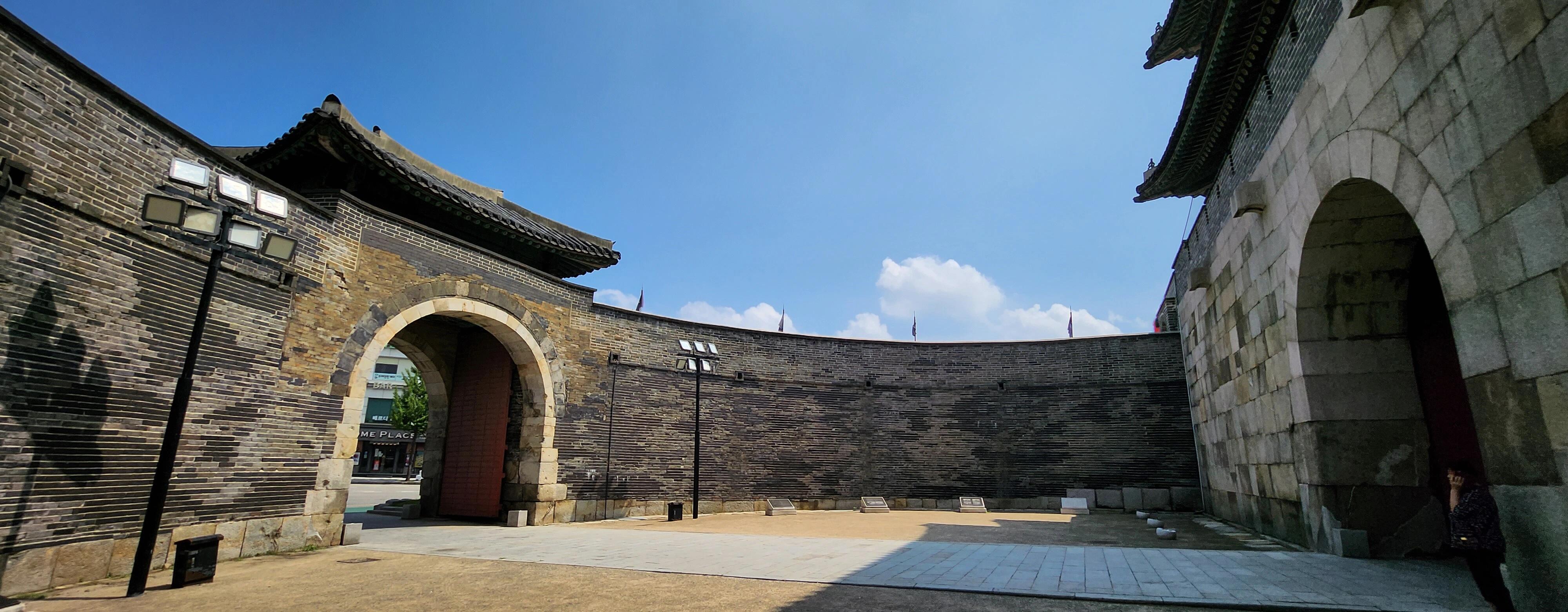 
                        懶癌發(fā)作，不想寫攻略，直接問韓國達人吧?#韓國 #韓國旅行 #韓國攻略 #首爾 #釜山行 #韓國慶州 #海邊小火車想去韓國玩兒但是攻略太麻煩？沒關(guān)系，我來幫你！?? 無論是逛首爾的時尚街區(qū)，還是在釜山享受海濱美景，亦或是在慶州追尋歷史的足跡，我都能給你最實用的建議哦！????? 就算你想體驗?zāi)欠N只有在韓劇里才看得到的海邊小火車旅行，我也能告訴你所有的小秘密！???? 快來問我吧，讓你的韓國之旅輕松又難忘！??????