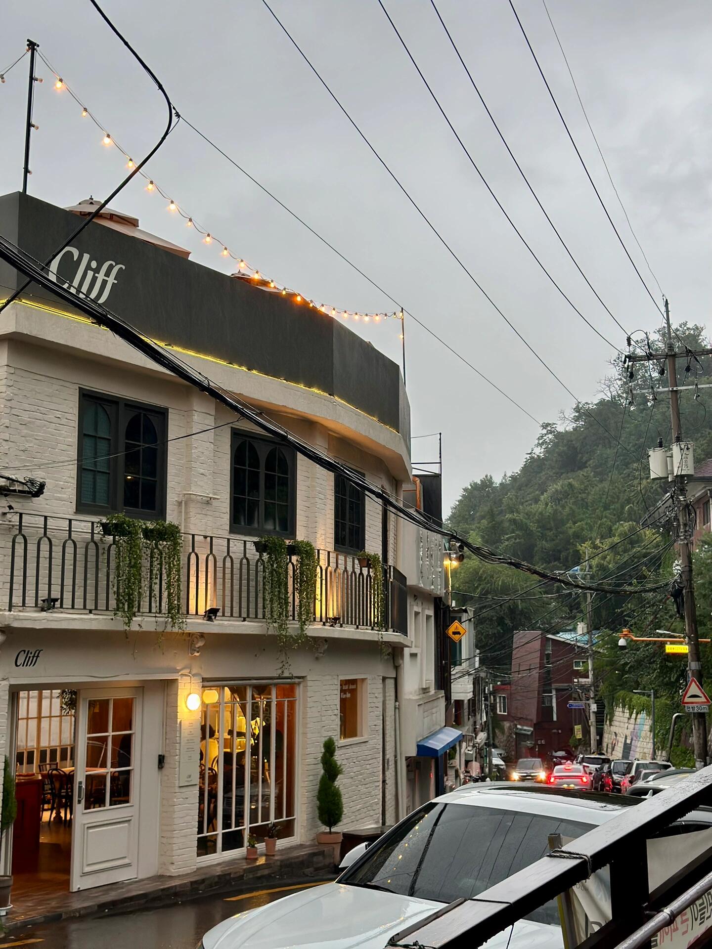 
                        梨泰院雨中咖啡時光????錯過了日落??但咖啡的味道彌補了一切這家店在?? ??? ???20? 45-1#首爾探店 #梨泰院小店