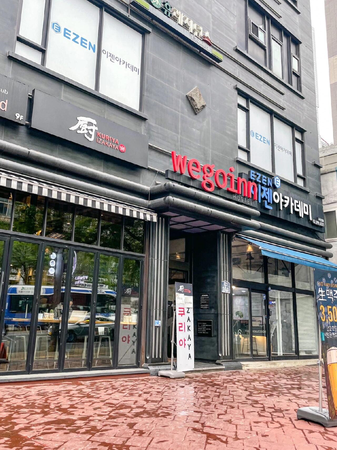 
                        首爾獨自旅行???? | 梨大附近的Wegoinn酒店推薦?《首爾高性價比單人住宿心得》探索首爾時，想找個性價比高的單人房間，非青旅且價格親民，真是一大挑戰(zhàn)！??Wegoinn酒店地理位置超贊，坐落在梨大和新村站之間，步行僅需5分鐘，周邊購物美食一應(yīng)俱全，超級便利！?????房間干凈整潔，單人空間足夠?qū)挸ǎ词勾蜷_兩三個行李箱也綽綽有余，還有帶窗戶的明亮房間！????最吸引我的是這里有獨立的干濕分離浴室，水壓穩(wěn)定，熱水充足，偶有溫度波動但完全在可接受范圍內(nèi)。????小小遺憾是隔音效果一般，鄰房關(guān)門聲、水流聲和走廊談話聲都能聽到。不過酒店提供耳塞，我每天玩得太累，不用耳塞也能睡個好覺！????住宿期間，酒店還會贈送樓上酒吧的啤酒兌換券，聽說環(huán)境很棒，可惜我太累了，沒能去體驗。????提個小貼士：梨大到新村是下坡路，反之則是上坡。建議入住時從梨大站過來，退房時走向新村站，兩個地鐵站都有電梯，非常方便。????Wegoinn的風(fēng)格介于酒店與青旅之間，不會每天更換床單，但提供垃圾清理和毛巾、衛(wèi)生紙更換服務(wù)，記得在下午1點前前臺登記哦！?????前臺工作人員英語超級棒，溝通毫無障礙，讓人印象深刻！??????配備電梯?大堂和房間內(nèi)均有WIFI?提供行李寄存服務(wù)??入住時間：16:00、退房時間：12:00??Wegoinn Hostel??地址：????? ???? ??? 141??價格：約臺幣$1200/晚，人民幣約270元?入住日期：2023年4月??預(yù)訂途徑：BOOKING/AGODA/官網(wǎng)#首爾 #首爾旅行 #首爾住宿 #首爾住宿推薦 #韓國酒店 #韓國住宿 #梨花女子大學(xué) #新村 #單人旅行 #韓國首爾 #首爾自由行 #韓國自由行 #自由行 #首爾性價比住宿 #韓國住宿推薦 #韓國旅游住宿 #酒店推薦 #韓國酒店 #首爾酒店 #周末去哪兒