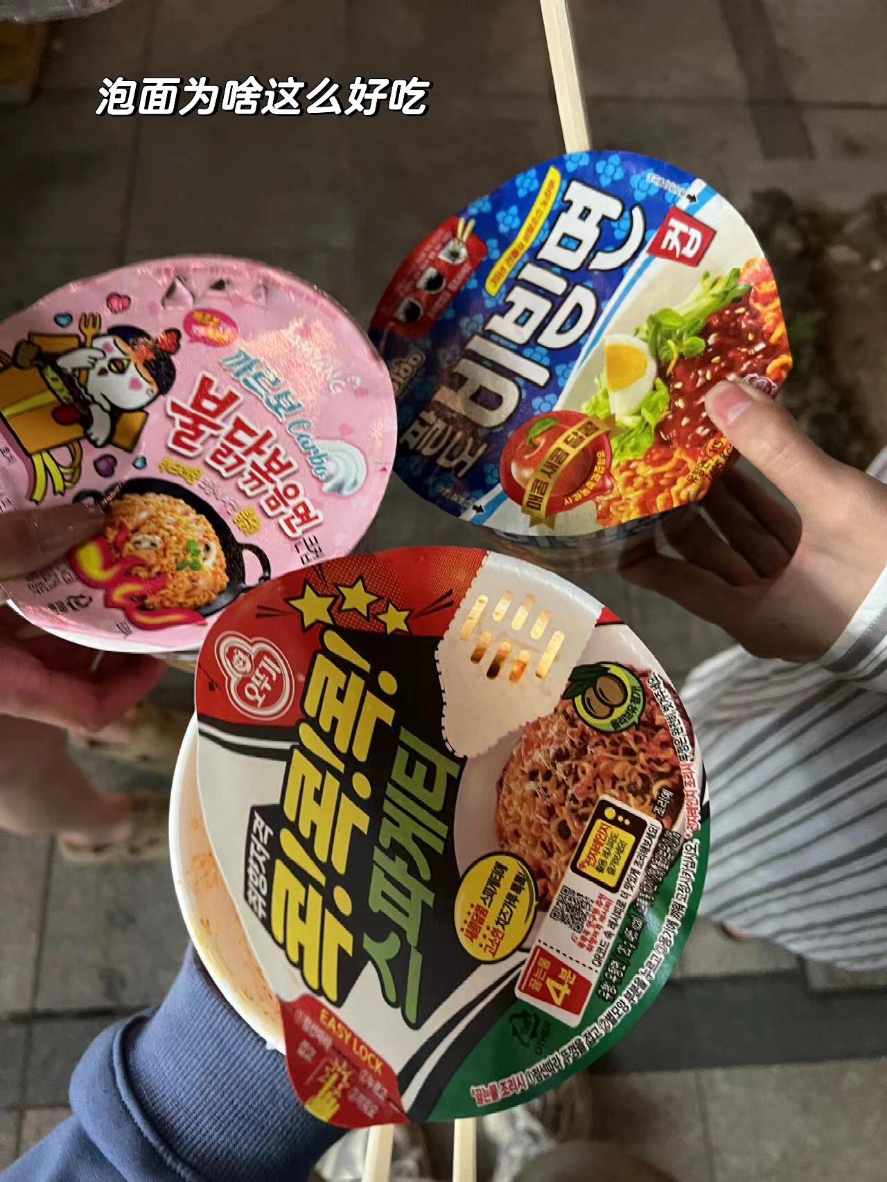 
                        ???首爾4天3夜｜購物天堂弘大必逛???紀(jì)念第一次去韓國????同行三個人沒一個會韓語，但是溝通全無障礙（肢體語言??+簡單英語???+翻譯軟件??）本次旅行的重頭戲就是購物??Day1: 弘大探店大作戰(zhàn)（各種品牌店、美妝、潮牌服裝、美食店一網(wǎng)打盡，Aland, Marithe超好逛！還體驗了韓國理發(fā)店???♀?，沒有預(yù)約也能剪，雖然感覺像流水線作業(yè)，但剪完后超有韓國女孩的feel哈哈??）Day2：圣水洞-漢南洞-再回弘大（圣水和漢南的店鋪分散，加上韓國的坡道，逛久了真的腿軟??，最后還是選擇了弘大）Day3: 汝矣島現(xiàn)代百貨-弘大再戰(zhàn)（汝矣島的B2層好逛，滿滿的韓國本土品牌，但人太多了，稍微影響了購物的心情??）Day4: 機場免稅店大沖刺（GM超劃算，朋友們都剁手了???，我因為不常戴墨鏡就沒入手，有需要的小伙伴可以考慮！不過loopy的免稅店存貨不多，款式有限，想買的話別期待太高哦！）總結(jié)：弘大是我的最愛??，4天內(nèi)竟然去了4次！主要是因為弘大的店鋪豐富又集中，逛起來超級方便??支付方面，現(xiàn)金??、手機支付??、Visa卡都很方便，購物無憂！敬請期待我的新衣服穿搭分享哦～????#高個子穿搭 #首爾購物 #日常穿搭 #首爾 #韓國購物 #首爾旅行 #購物分享 #首爾探店 #弘大 #弘大購物