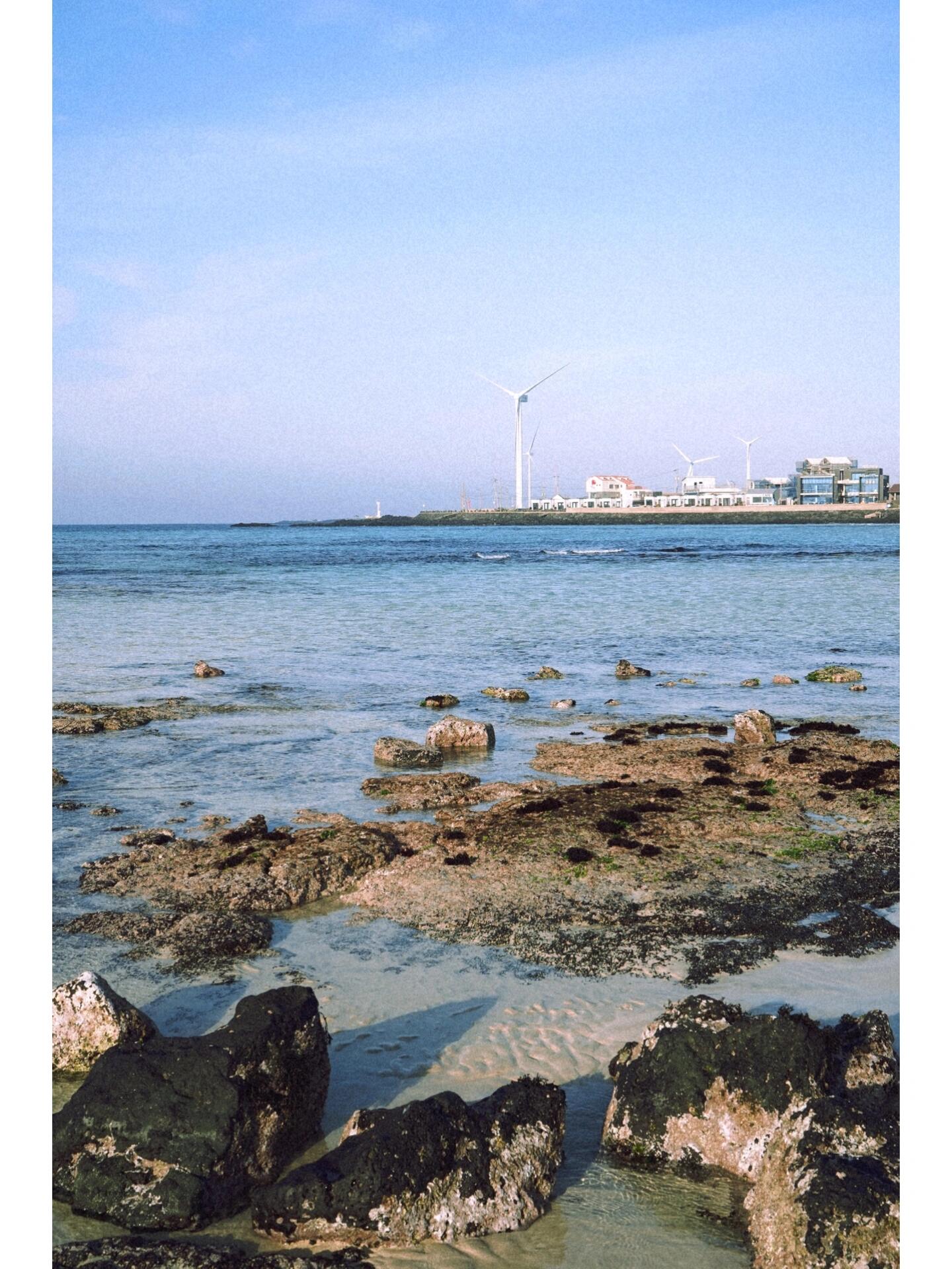
                        ????濟州島｜5天路線規(guī)劃&吃住推薦??人均3000?機票1200+住宿500+交通300+吃飯600+購物4005??天4??晚行程安排?Day 1 機場到達?Day 2 【北線】咸德海水浴場 月汀里?Day 3 【東線】牛島 涉地可支?Day 4 【南&西線】西歸浦 郭支沙灘?Day 5 【西線】涯月邑 東門市場 龍頭巖想省錢就公交出行，景點周邊公交很方便也很快，但遠距離的交通公交就比較繞路所以強烈建議大家【夜里趕路換酒店+早起去玩】我們基本都住在第二天景點附近，就不會浪費大好的日間時光，每一個日出日落都好美啊????酒店推薦?艾米濟州酒店（咸德海灘酒店）??250酒店比較老，但地理位置好，設(shè)施ok房間也大??金色郁金香酒店??250推薦！明顯更高級和舒適的酒店，設(shè)施和裝修都很令人滿意，地理位置很適合東線出行，性價比很高??涯月邑民宿ondolum ??240推薦！非常漂亮的民宿，地理位置也很好，海景房間并且有露臺，關(guān)鍵有冰箱和食材可以自助早餐??美食紅黑榜善用kakaomap的“周邊”功能，可以直接在附近找韓網(wǎng)評分高的店鋪，就沒必要跑大老遠找店啦??熟成里 ??? ?????海女包飯 ??????涯月邑海鮮面 ??????? ???韓國人超多的海鮮面，比noraba好吃！??bhc炸雞 芝士炸雞真的很愛??東門市場醬蟹 醬蟹真的蠻膩的，稍微吃吃可以，一人一只根本吃不下去！出行前準(zhǔn)備&各景點攻略 我都拆開發(fā)啦??#旅行夢想家 #旅游就是自由 #省錢攻略 #旅游攻略 #濟州島 #韓國 #濟州島旅行