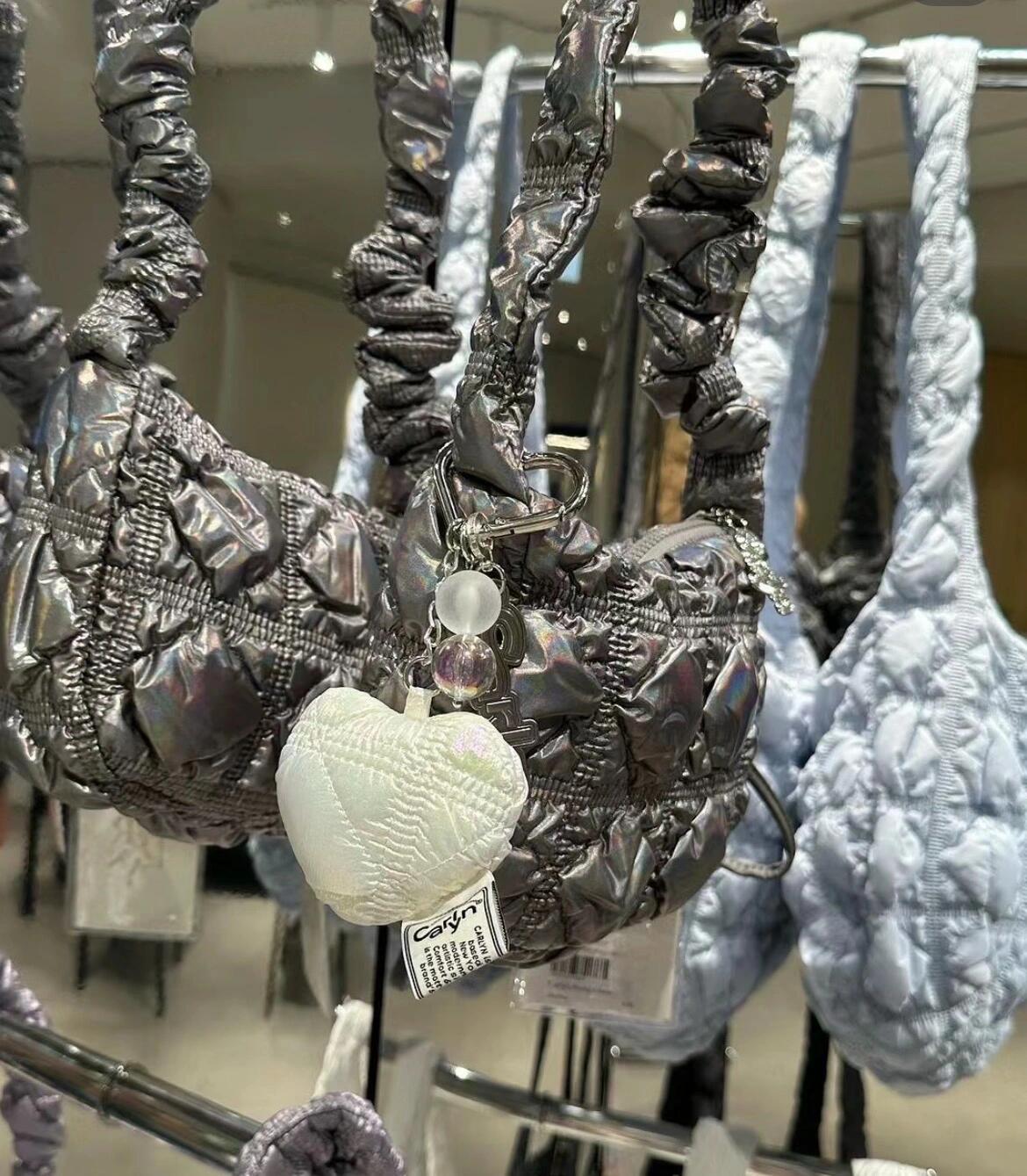
                        ??必搶韓國云朵包??下周韓國行程已定??韓國免稅店的云朵包又更新啦！??每天都有超長隊伍等著搶購，人氣爆棚！??想要入手那些美美的款式，記得早早出發(fā)哦，不然就只能望包興嘆了～??下周我要再次啟程去韓國，專門為大家囤好貨！???#云朵包 #韓國云朵包 #Carlyn云朵包 #韓國購物 #韓國代購必備 #韓國免稅好物