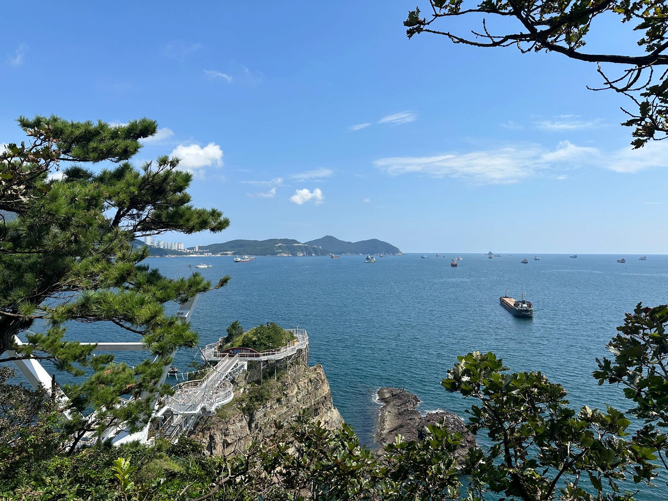 
                        釜山海邊咖啡日記????釜山的日子里，最讓人心情愉悅的莫過于沐浴著溫暖陽光，享受著海風(fēng)的拂面，手捧一杯香濃咖啡的愜意時光！每一家咖啡館都有它獨特的魅力，讓人一次次沉醉。這里的風(fēng)景，讓我想起了陽光燦爛的邁阿密，又有著墨爾本的文藝氣息，簡直是完美的組合！??咖啡探店之旅，每一站都是一次美好的邂逅，雖然沒有記錄下韓文地址，但每一家都很容易找到哦！來看看我的打卡清單吧：1. 青沙埔的H.US coffee，這里的咖啡香氣撲鼻，環(huán)境超贊！2. 松亭的Coralani，每一口都是味蕾的享受！3. 海云臺的Casa Busano，海景與咖啡的完美融合！4. 廣安里，那家位于兔子紅字兒對面的三層咖啡館，別有一番風(fēng)味！5. 白淺灘，那個中間的黃色小屋，簡直是拍照打卡的好地方！6. 松島的EL16.25，每一次光臨都有新的驚喜！#釜山 #海邊 #咖啡 時間在這里仿佛靜止，每一天都是一個全新的開始，帶著咖啡的香氣，迎接美好的一天！????