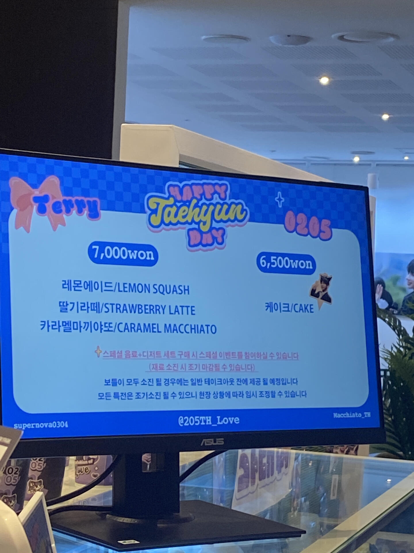 
                        ?? 明洞咖啡館特惠：買飲品送TXT新專輯 ???? 慶祝TXT的TAEHYUN生日，特別活動來啦！買任意一款飲品??和蛋糕??，前100名幸運顧客可以獲得TXT的全新專輯作為禮物（專輯隨機，不可挑選哦~）！還有機會用小票換取我們精心制作的自制鑰匙圈一個！???? 活動時間：2月3日至2月5日。想要珍藏TXT寶貝們的朋友們，不要錯過這個機會哦！?? 快來明洞咖啡館，和我們一起為姜太顯慶生吧！不僅能享受美味的飲品和甜點，還有機會帶走TXT的音樂磚寶！#明洞咖啡館 #韓國打卡圣地 #韓國生活 #探索韓國 #TXT #韓國旅行必去