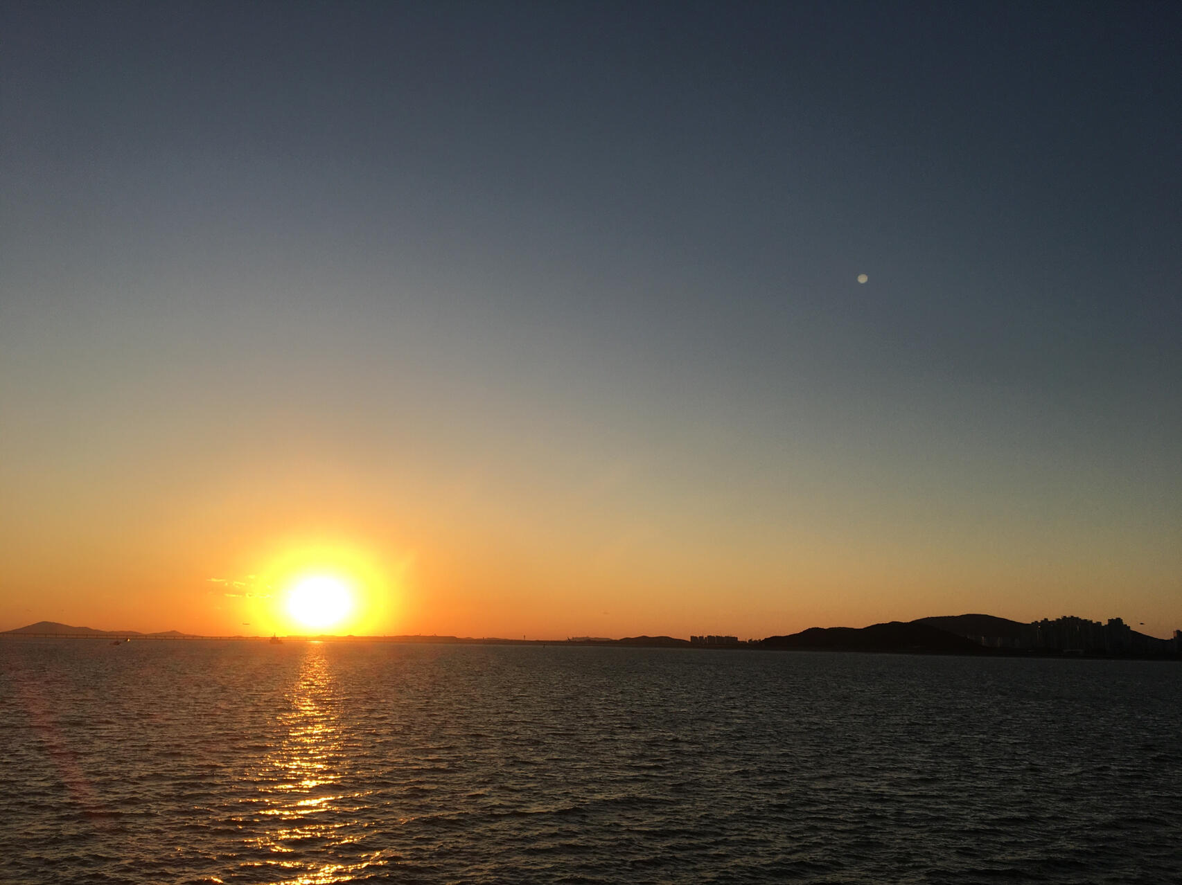
                        ??仁川海邊日出之旅 | 海風中的浪漫冒險??從首爾出發，搭乘10:30的1號線地鐵，直達仁川站（旁邊就是迷人的Chinatown）??。整個旅程大約需要1小時30分鐘。Chinatown — 童話村 — 月尾島??在Chinatown附近搭乘45號公交車，直接前往月尾島的主題公園站下車。??踏出地鐵1號出口，你會立刻被Chinatown的熱鬧氣氛所吸引，而緊鄰的童話村則是拍照打卡的絕佳地點??。午餐就在這里解決，美食與美景的完美結合。??午飯后，步行幾分鐘就能找到公交站，乘坐45路公交直達月尾島。下車后，海邊的風景就在眼前！??記得穿暖和一些，因為海邊的風實在太凜冽了。大約在下午5點50分，我們在海邊欣賞了令人嘆為觀止的日落美景，然后趕緊踏上歸途。實話實說，真的好冷啊！#仁川唐人街 #童話村 #月尾島 #海邊日落 #?????? ??