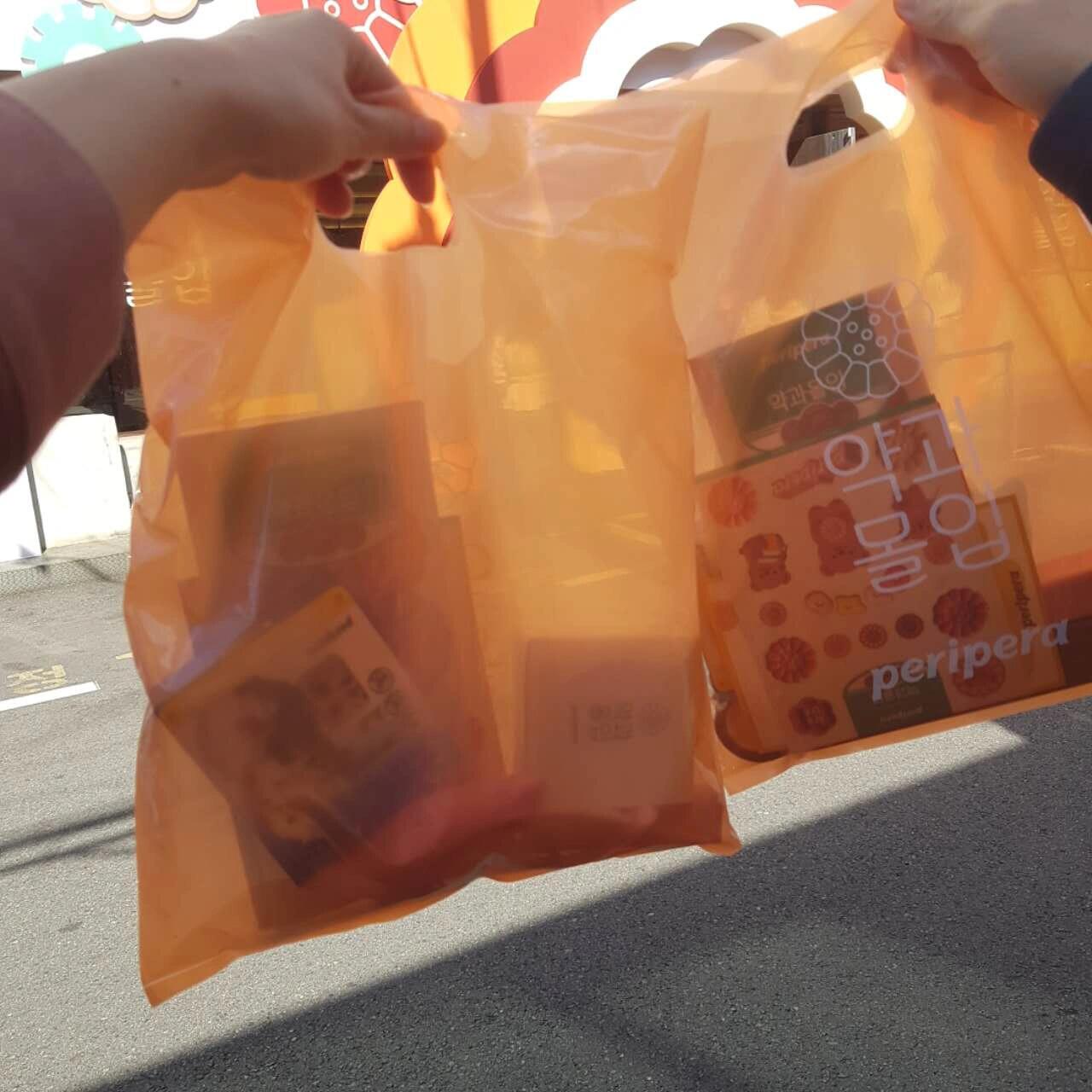 
                        Peripera快閃店打卡咯?Peripera快閃店打卡咯，完成任務可以抽獎，都是正品哦！?? #快閃店 #周末去哪兒 #圣水洞 #韓國美妝