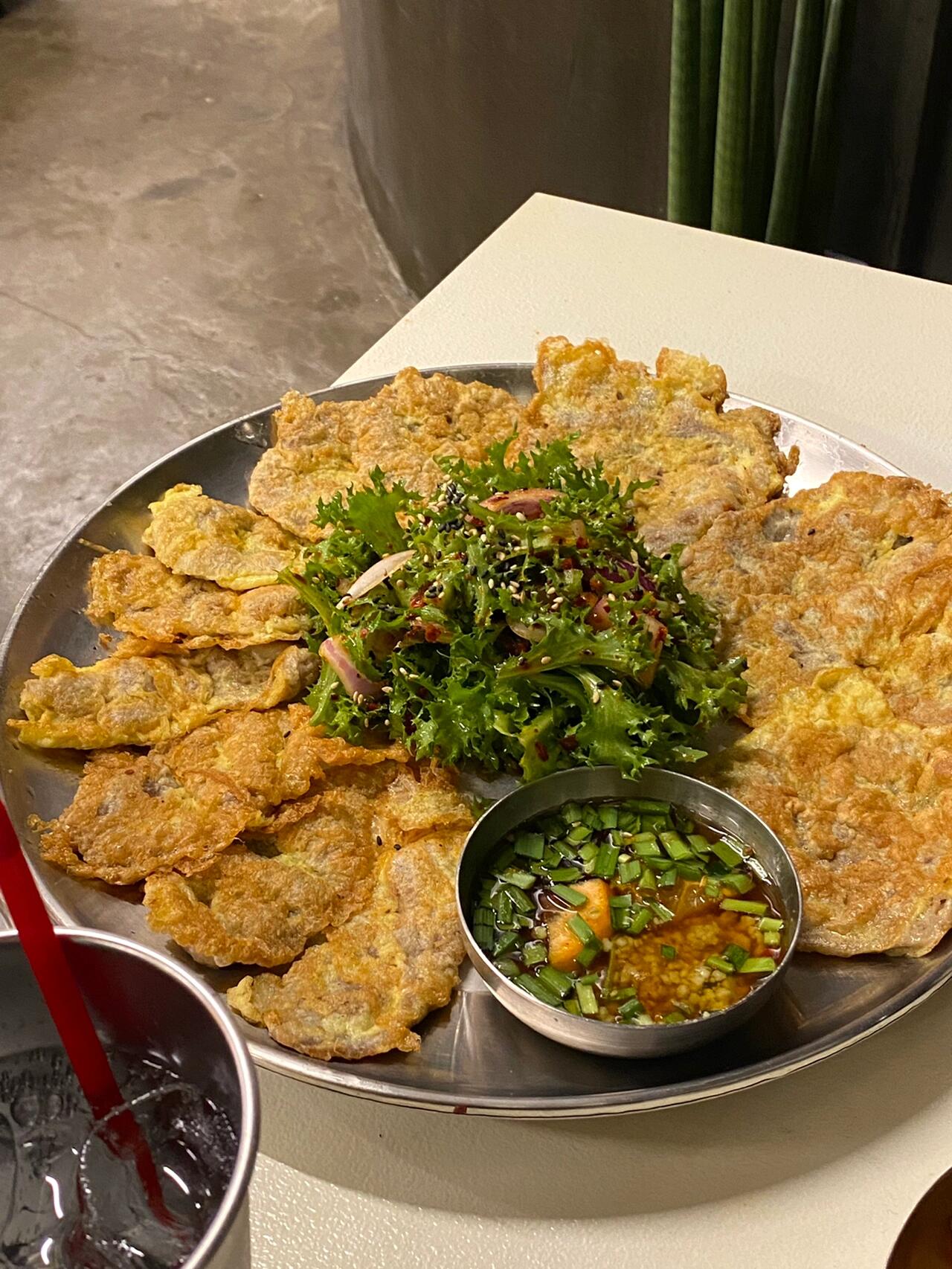 
                        ????慶州必吃美食——燉排骨控必須打卡的地方！??每次看到這家店的照片，我都忍不住流口水...??慶州的韓牛非常出名，來這里不嘗一嘗就太可惜了！這家位于????的燉排骨店，味道遠超我的期待！！！??湯汁濃郁卻不像以前吃過的那種甜膩，肉質軟爛，味道深入每一塊肉里，絕對是讓人回味無窮的美味！??·??6.6????? ??? ???81?? 19 1?#韓國慶州 #韓國美食 #韓國留學日常