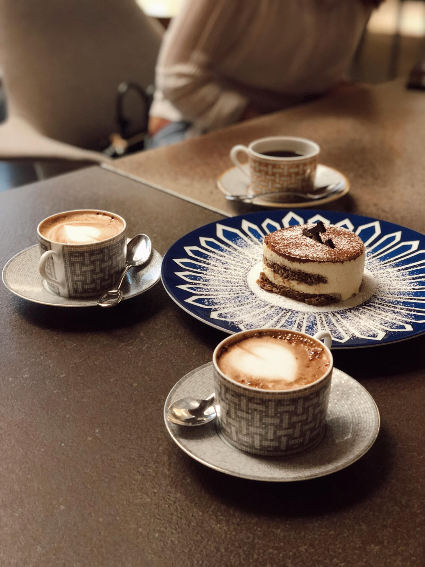 
                        2023 首爾咖啡廳去這5家就夠了????????1 - ??Cafe Onion探索首爾時，這家咖啡廳是必去的打卡地！有3家分店，每一家都有自己的魅力。我這次去的是安國分店，緊鄰著韓屋村和景福宮，超級適合拍照??。看到好多穿韓服的朋友們在這里留影。他們的咖啡真的很贊，還有招牌的雪山面包，超級軟綿綿的，其他的就看個人喜好啦！?? ?? ??? ??? 5圣水洞的分店是文藝青年的天堂，而彌阿站的分店則是簡約水泥風。我建議去前兩家，不僅靠近其他景點，而且拍照效果棒棒噠????2 - ??Cafe Layered這家咖啡廳簡直是少女心爆棚的地方，裝潢、蛋糕、杯子每一樣都美美的。我去的是延南洞分店，就在弘大附近，逛街前來這里吃點甜點最棒了！延南洞現在也是個很火的區域，到處都是網紅咖啡廳。這里的咖啡和鬆餅都超級好吃，意外的驚喜！安國的分店也不錯，可以根據行程來選擇。?? ?? ??? ???? 161-43 - ??Cafe Dalmatian愛狗的你絕對不能錯過這家班點狗咖啡廳！位于潮流品牌云集的狎??亭，店內裝潢走歐陸風格。這里不僅有咖啡，還有沙拉和意面，非常適合逛街前來享用一頓精致的早午餐。我是圣誕節期間去的，店里的氣氛超級棒。外面還有個院子，拍照也是極好的。?? ?? ??? ????42? 424 - ??Cafe Kitsune這家位于新沙洞的咖啡廳，是巴黎品牌Maison Kitsune的分店，在巴黎和東京都很有名。店內環境很有禪意，兩邊竹子環繞的小路特別適合拍照留念。他們的簡約風周邊商品也很有特色，值得一看。?? ????? ??? ????13? 235 - ??Hermes Cafe對愛瑪仕品牌情有獨鐘的朋友們，這里是你們的天堂。不僅餐具是愛瑪仕的，甜品上還有H字樣的巧克力。推薦他們的法式吐司，來這里逛街的時候，安排一個下午茶時間，享受一下悠閑時光，順便打個卡??。?? ?? ??? ??? 630-26#首爾 #首爾探店 #首爾美食 #首爾旅行 #吃貨在首爾 #首爾延南洞 #弘大 #安國站 #首爾咖啡廳 ???
